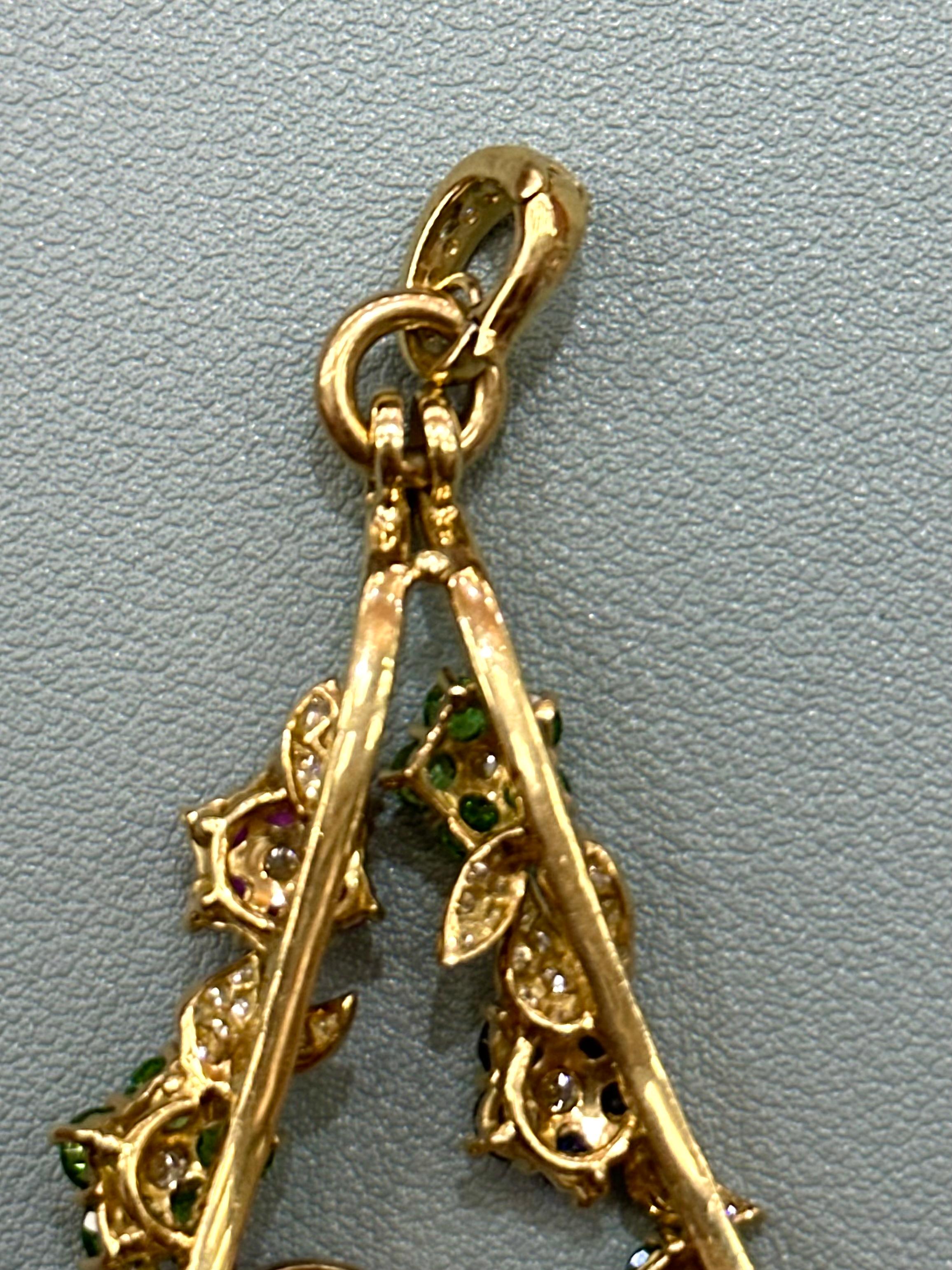 Dreieckiger Anhänger mit Diamantblättern und Blumen aus rosa, blauen und grünen Saphiren für Damen oder Herren im Angebot