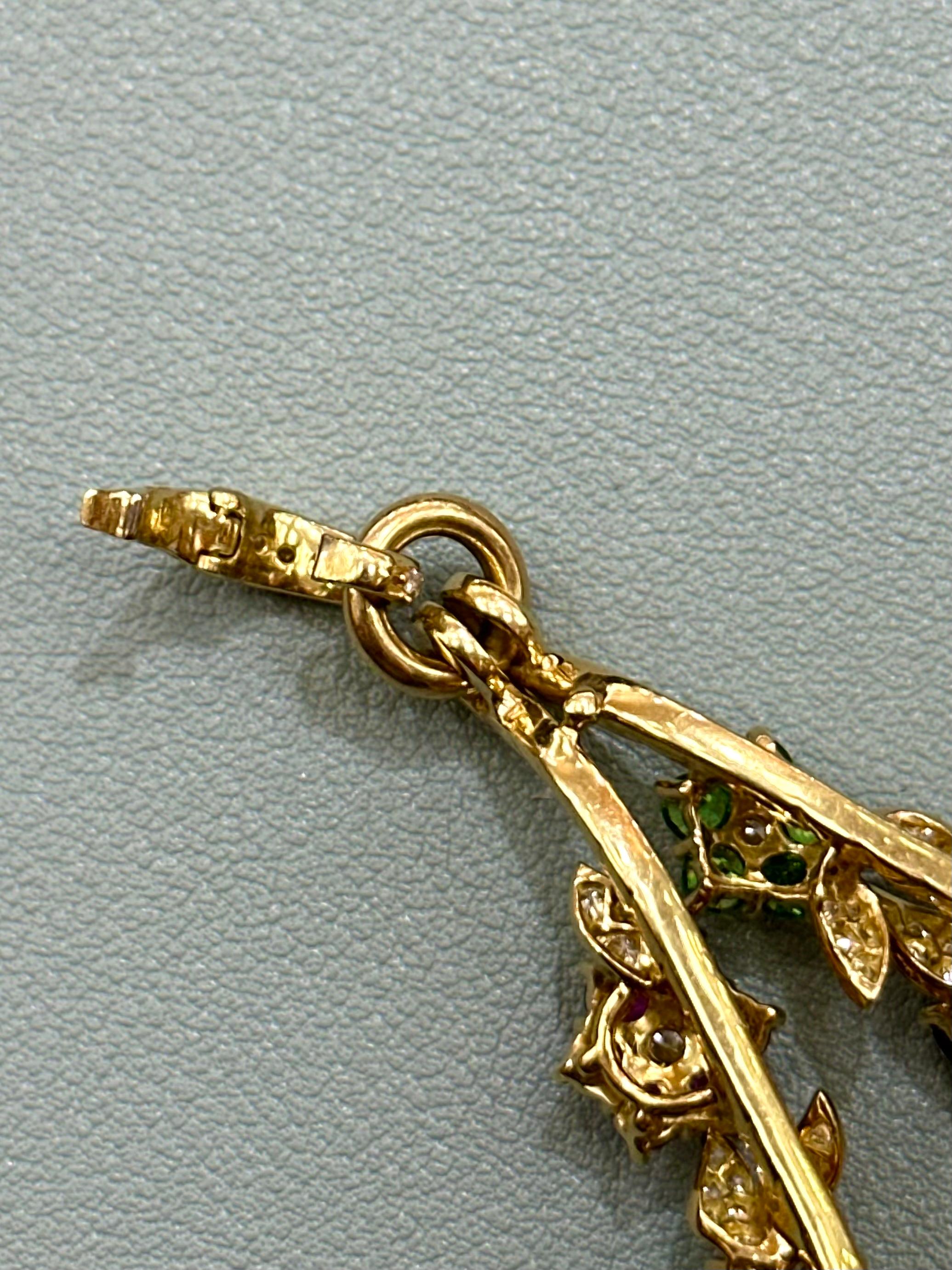 Dreieckiger Anhänger mit Diamantblättern und Blumen aus rosa, blauen und grünen Saphiren im Angebot 1