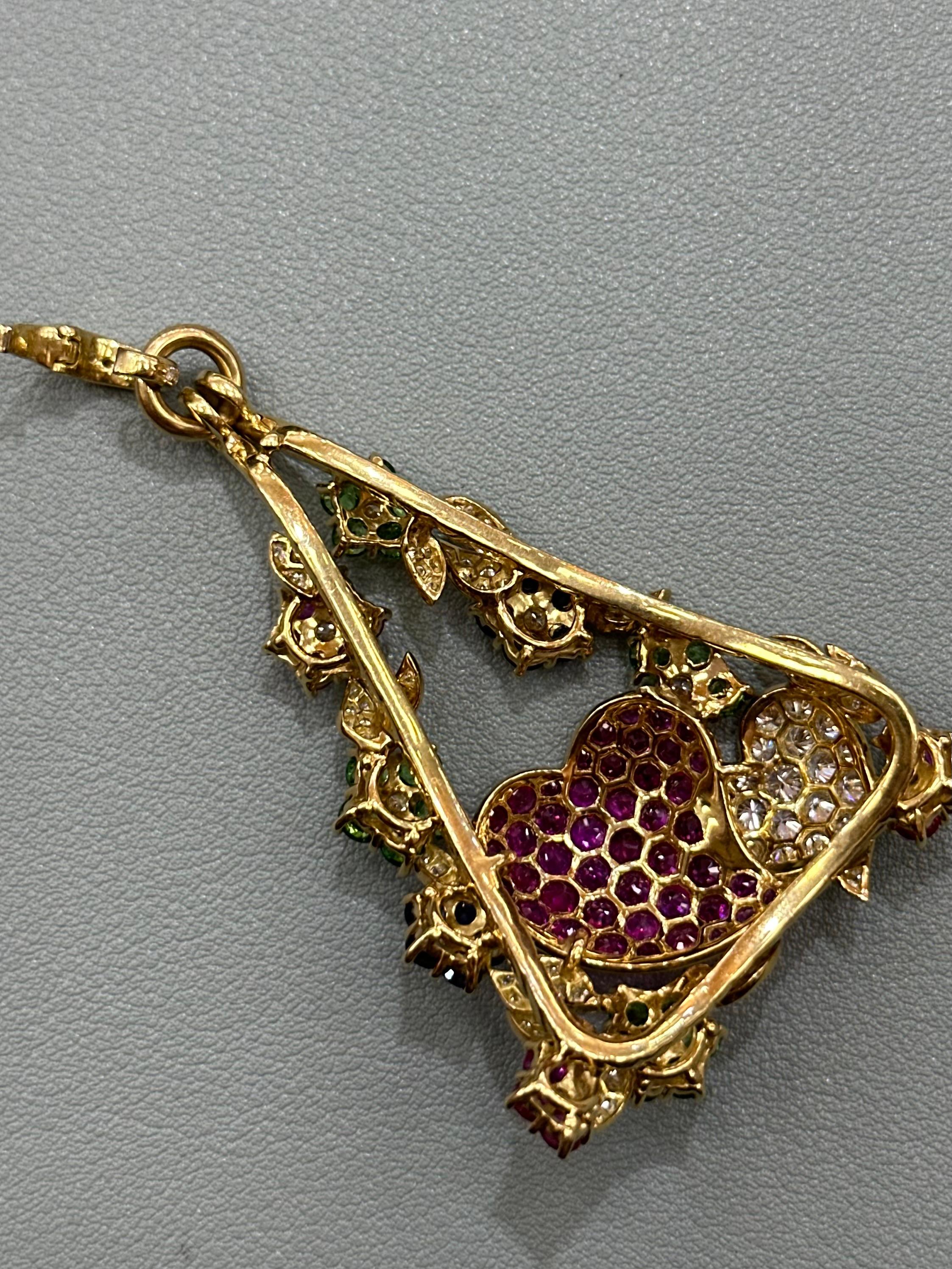 Dreieckiger Anhänger mit Diamantblättern und Blumen aus rosa, blauen und grünen Saphiren im Angebot 2