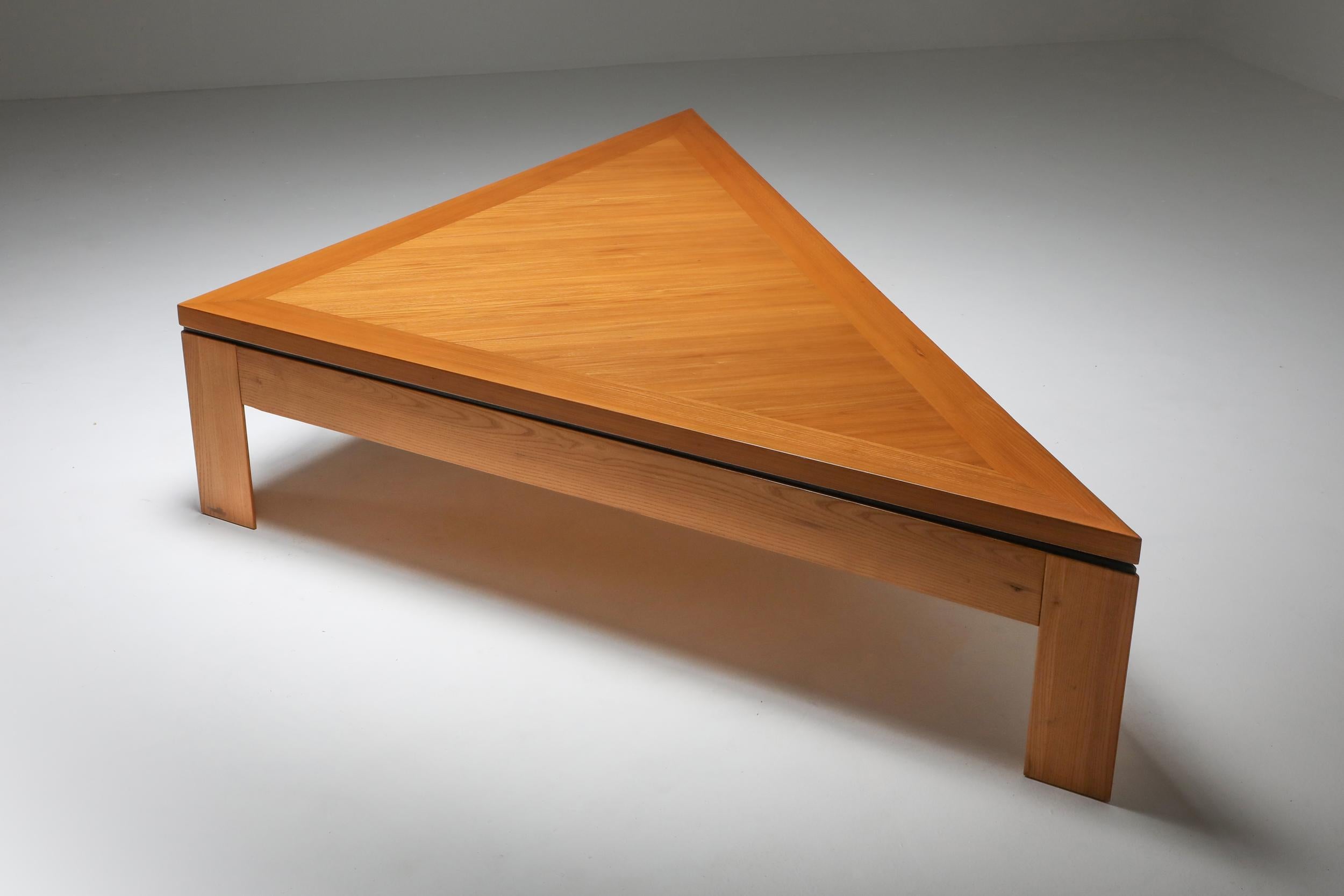 Triangular Postmodern Coffee Table in French Elm In Excellent Condition For Sale In Antwerp, BE