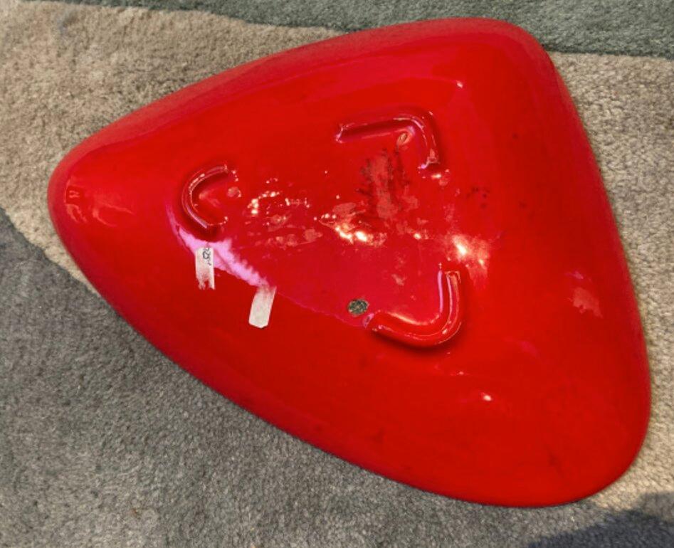 Dreieckige Keramikschüssel in Rot und Grün von Mephisto Design (Französisch) im Angebot