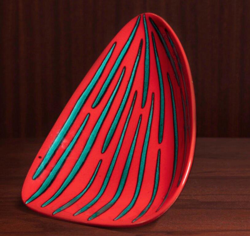 Dreieckige Keramikschüssel in Rot und Grün von Mephisto Design im Zustand „Hervorragend“ im Angebot in Atlanta, GA