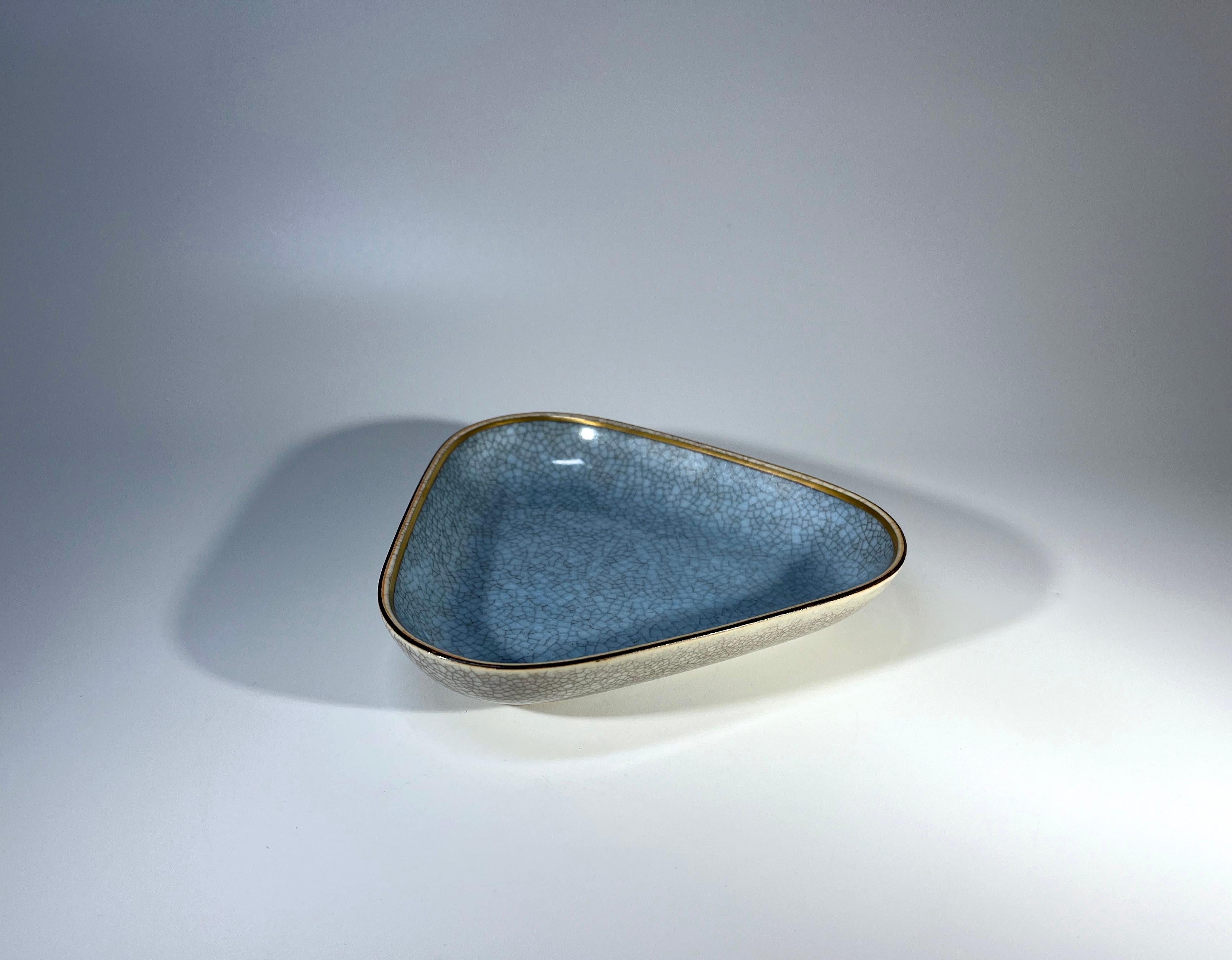 Danois Triangulaire Royal Copenhagen 1958, plat à bijoux émaillé bleu pâle craquelé n° 4069 en vente