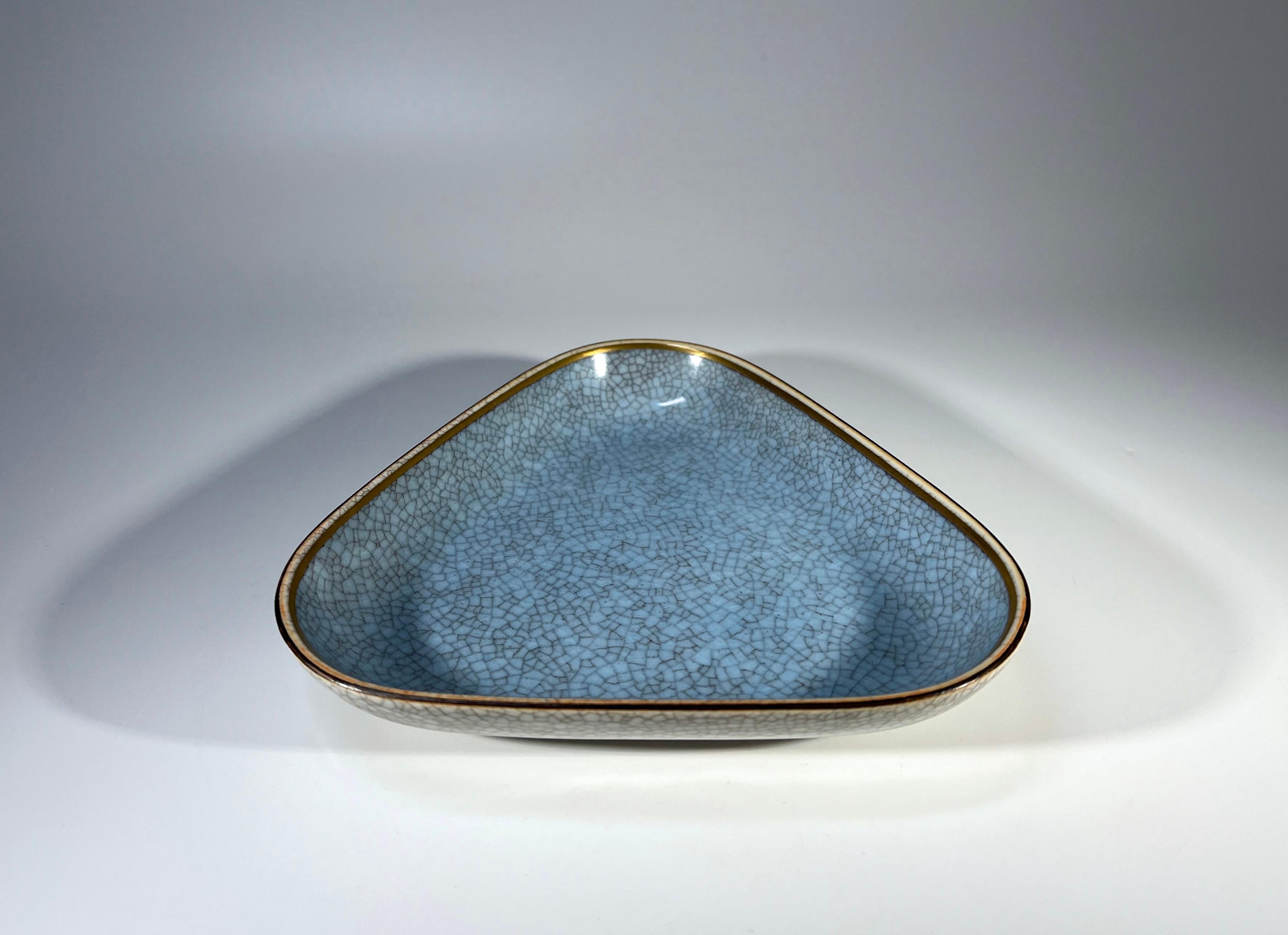 Vernissé Triangulaire Royal Copenhagen 1958, plat à bijoux émaillé bleu pâle craquelé n° 4069 en vente