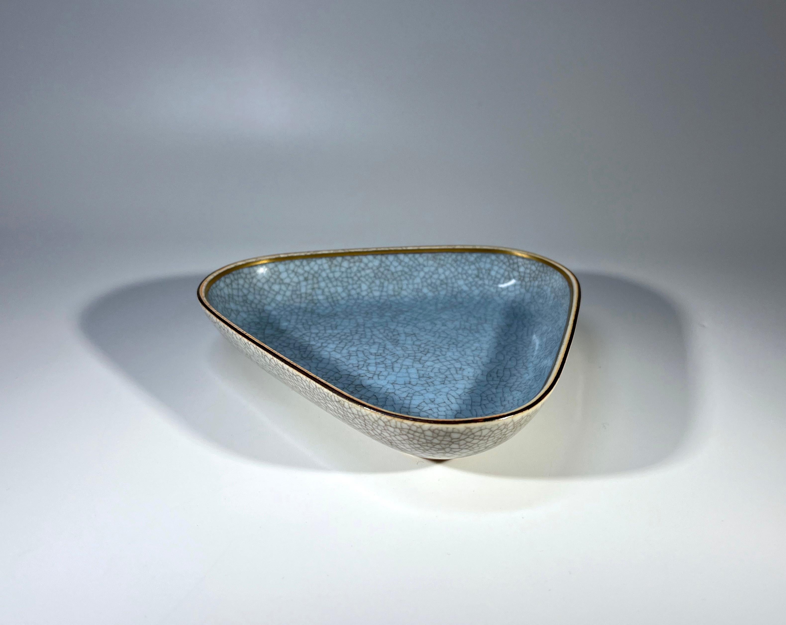 Triangulaire Royal Copenhagen 1958, plat à bijoux émaillé bleu pâle craquelé n° 4069 Bon état - En vente à Rothley, Leicestershire