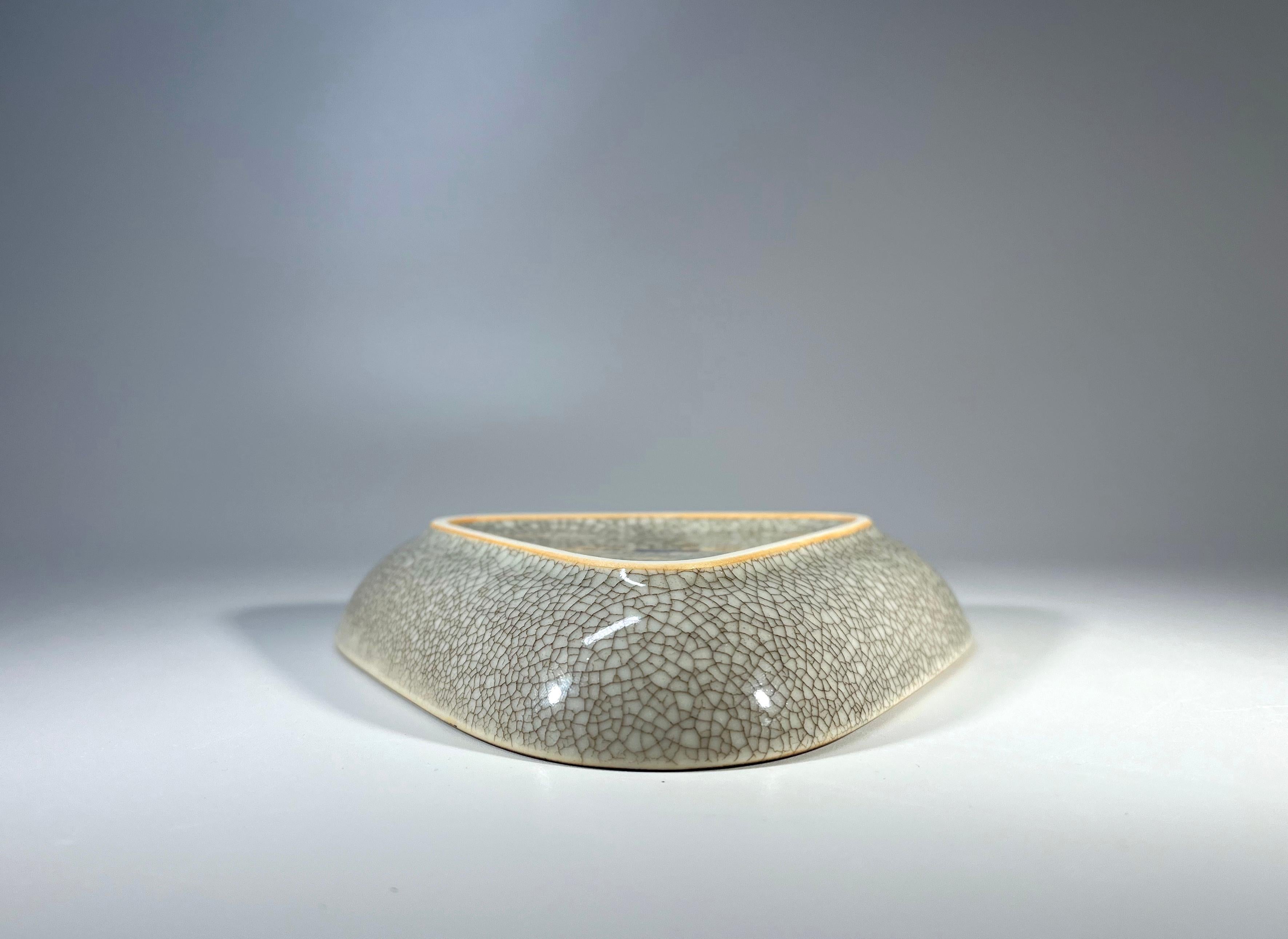 20ième siècle Triangulaire Royal Copenhagen 1958, plat à bijoux émaillé bleu pâle craquelé n° 4069 en vente