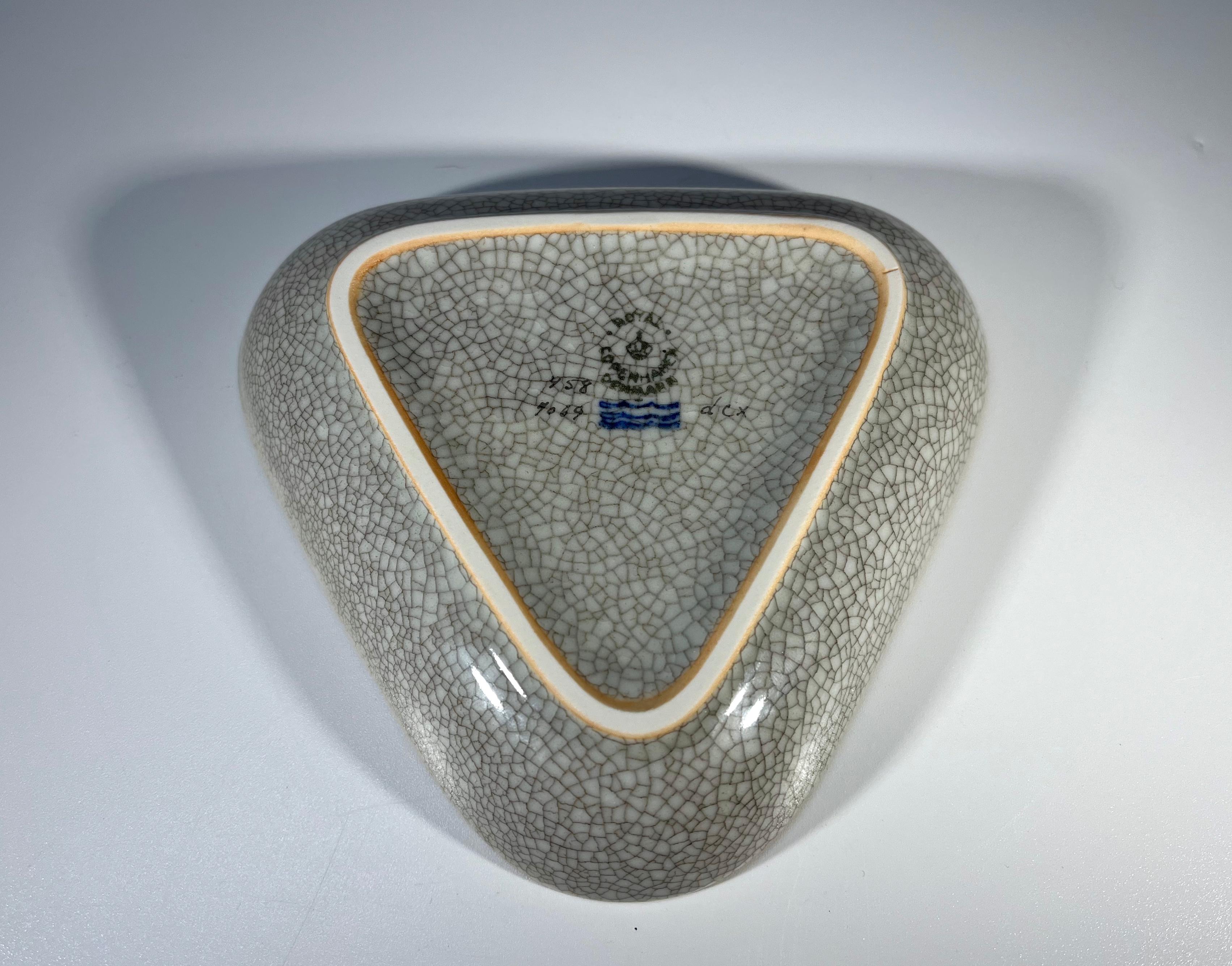 Porcelaine Triangulaire Royal Copenhagen 1958, plat à bijoux émaillé bleu pâle craquelé n° 4069 en vente