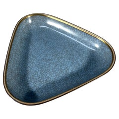 Triangulaire Royal Copenhagen 1958, plat à bijoux émaillé bleu pâle craquelé n° 4069