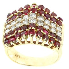 Anillo triangular de oro amarillo de 14 quilates con rubíes y diamantes