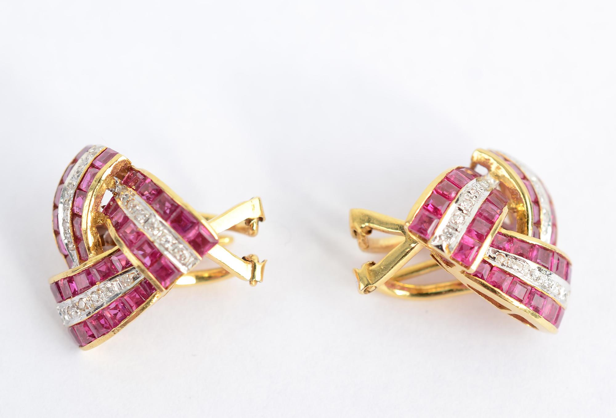 Graziosi orecchini triangolari con diamanti e rubini incastonati in oro 14 carati. I tre lati del triangolo sono intrecciati tra loro, dando una bella dimensionalità. Gli orecchini sono dotati di perni e clip pieghevoli. Misurano 3/4