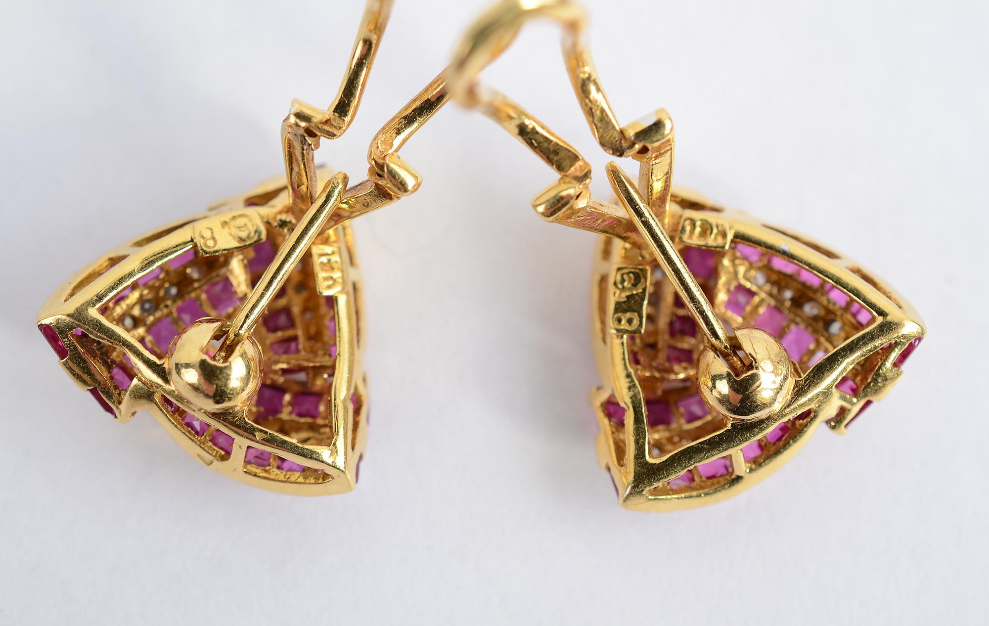 da uomo o donna Orecchini triangolari in oro con diamanti e rubini in vendita