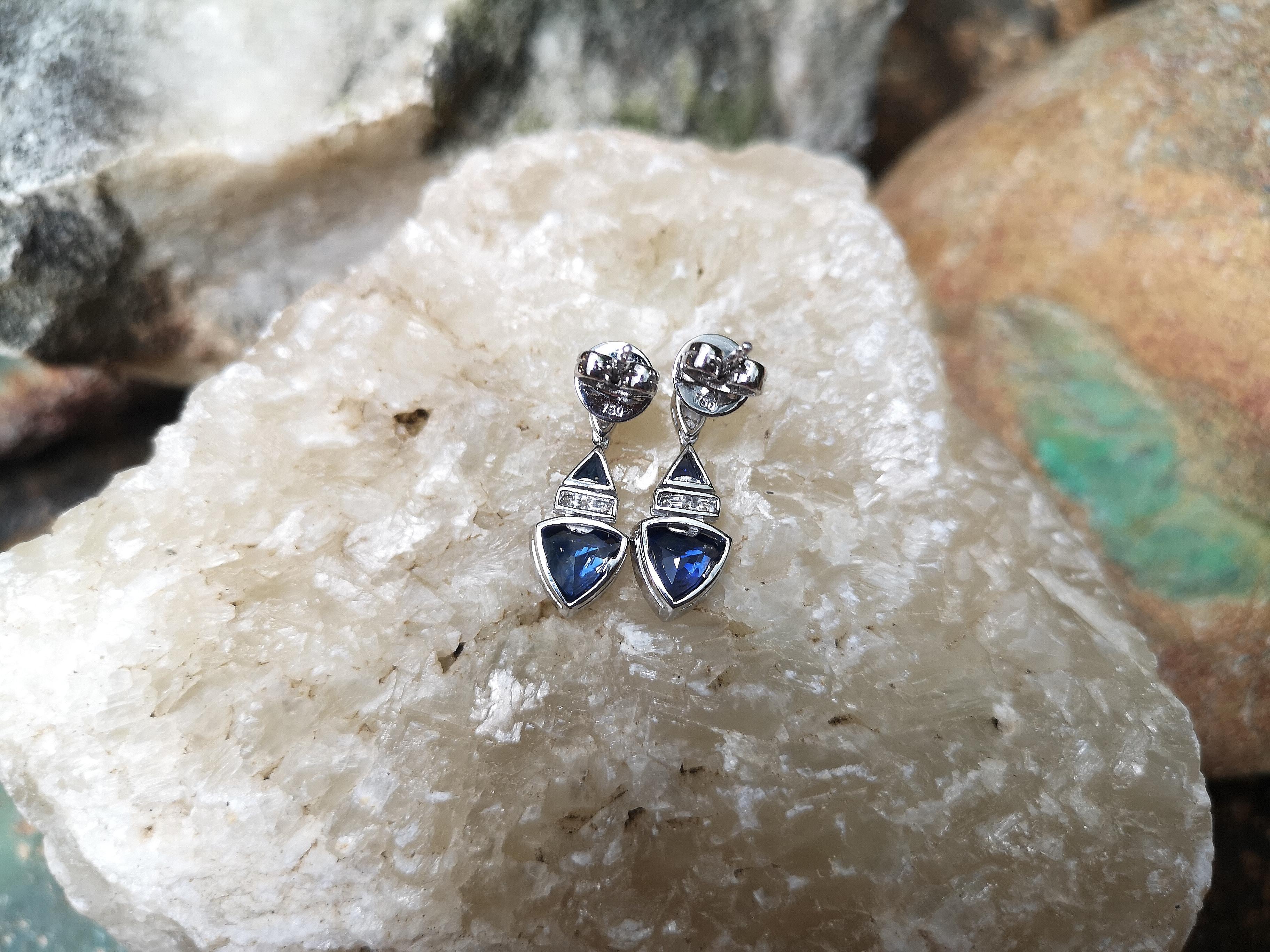 Triangular Shape Blue Sapphire, Diamond Earrings Set in 18k White Gold Settings In New Condition For Sale In Bangkok, TH