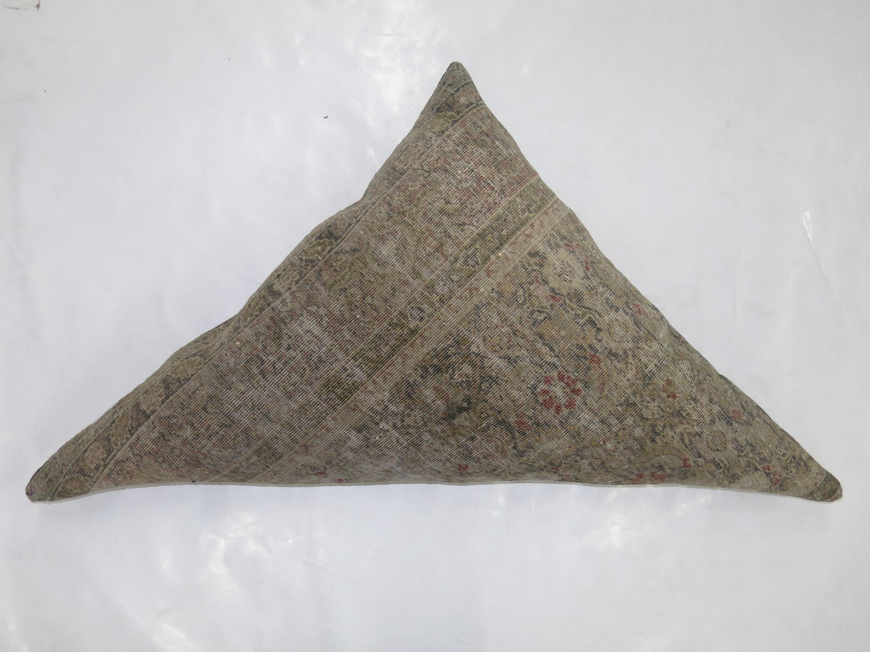 Asiatique Coussin de tapis persan ancien de forme triangulaire en vente