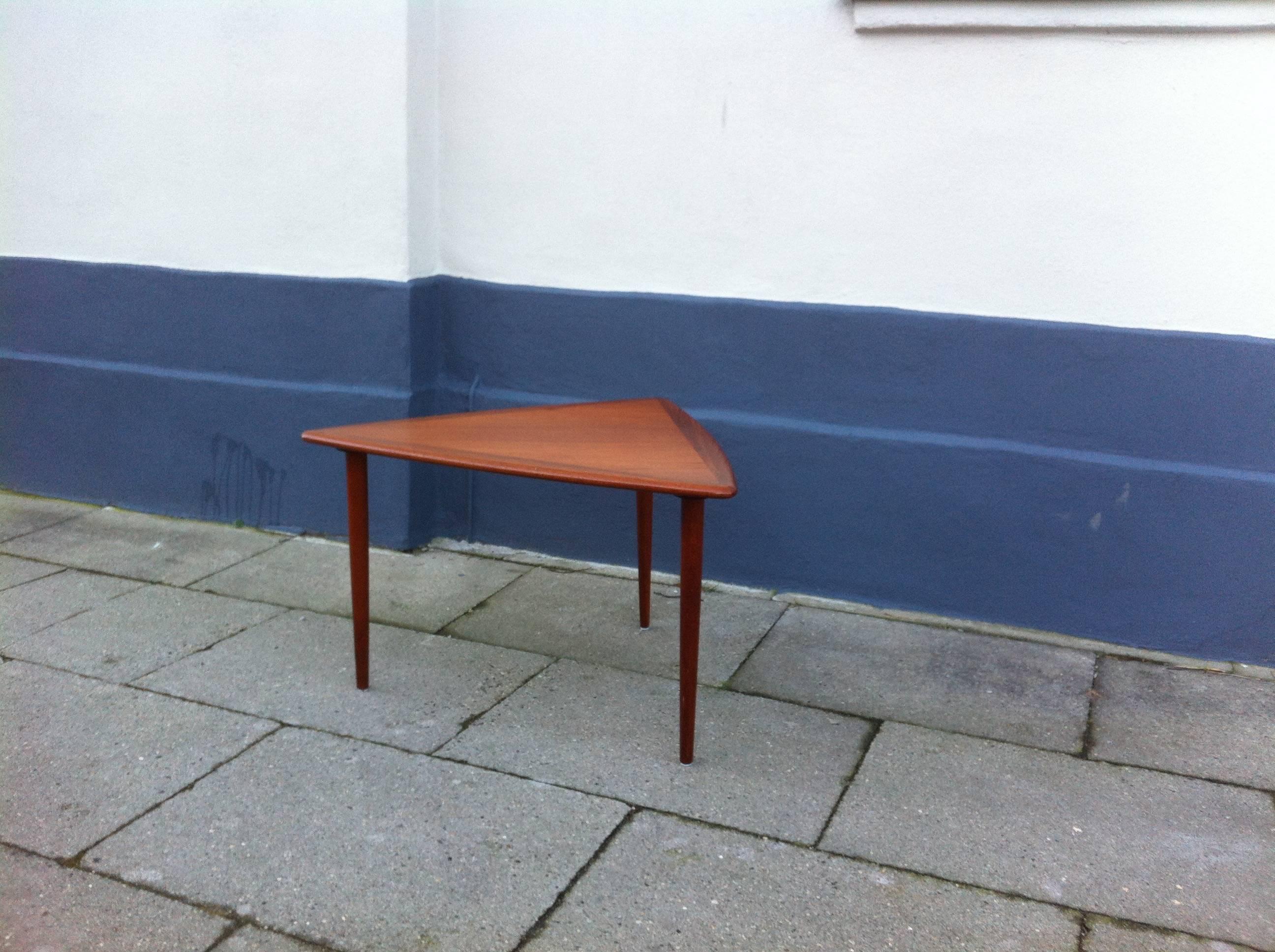 Danois Table basse moderne danoise de forme triangulaire en teck avec profils arrondis, années 1960 en vente