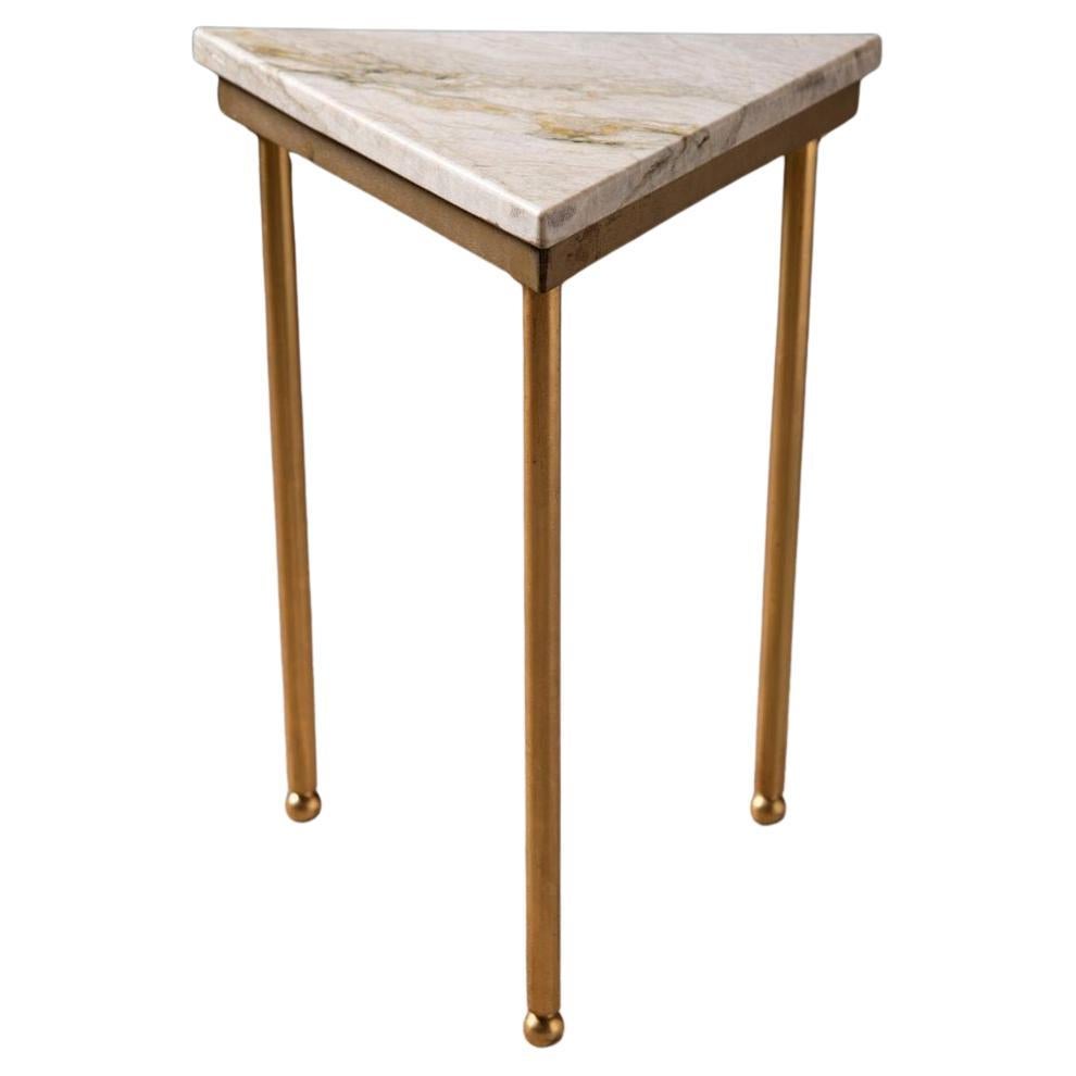Mesa auxiliar triangular, Italia