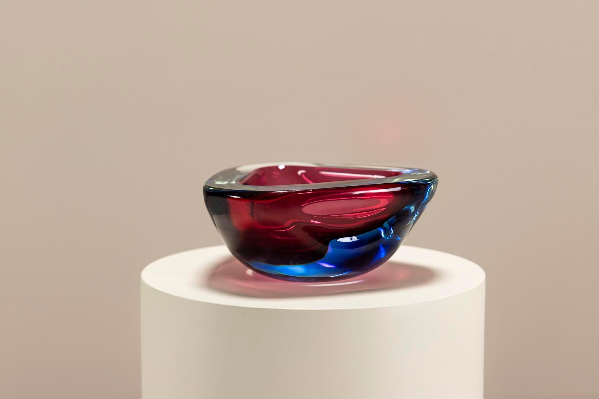 This stunning sommerso Murano glass bowl by Flavio Poli exemplifies mid-20th-century Italian glassmaking. Utilizing the sommerso technique, Poli layers colored glass within a thick, clear glass exterior, creating remarkable depth.

Design
The bowl’s