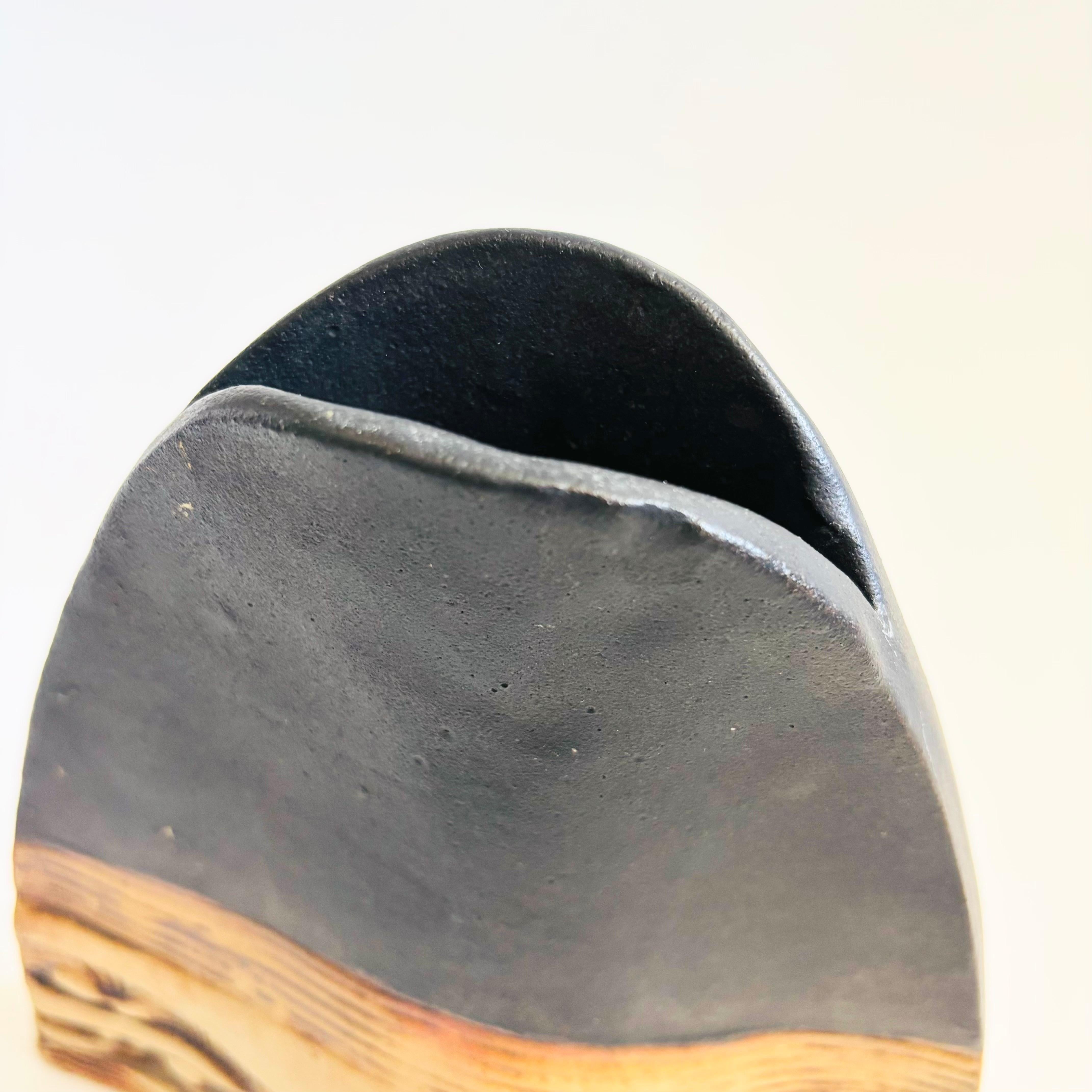Vaso triangolare Studio Pottery In condizioni buone in vendita a Fairfield, CA