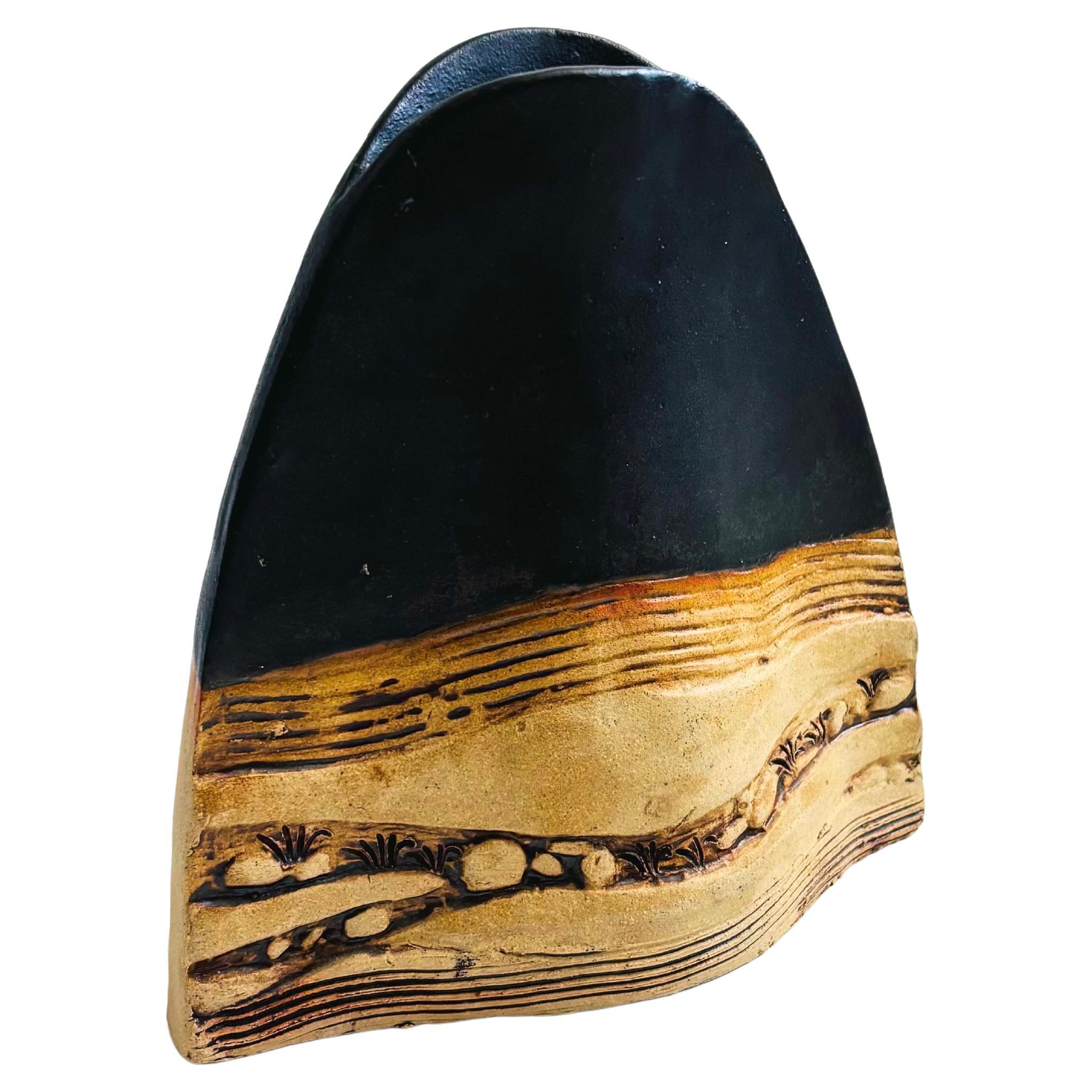 Vaso triangolare Studio Pottery in vendita