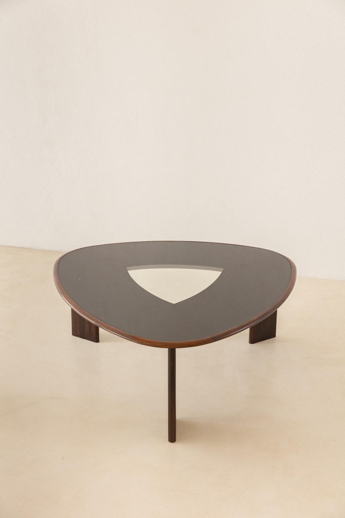  Dreieckiger Tisch mit bemalter Glasplatte, Joaquim Tenreiro, um 1960, Brasilien im Zustand „Gut“ im Angebot in New York, NY