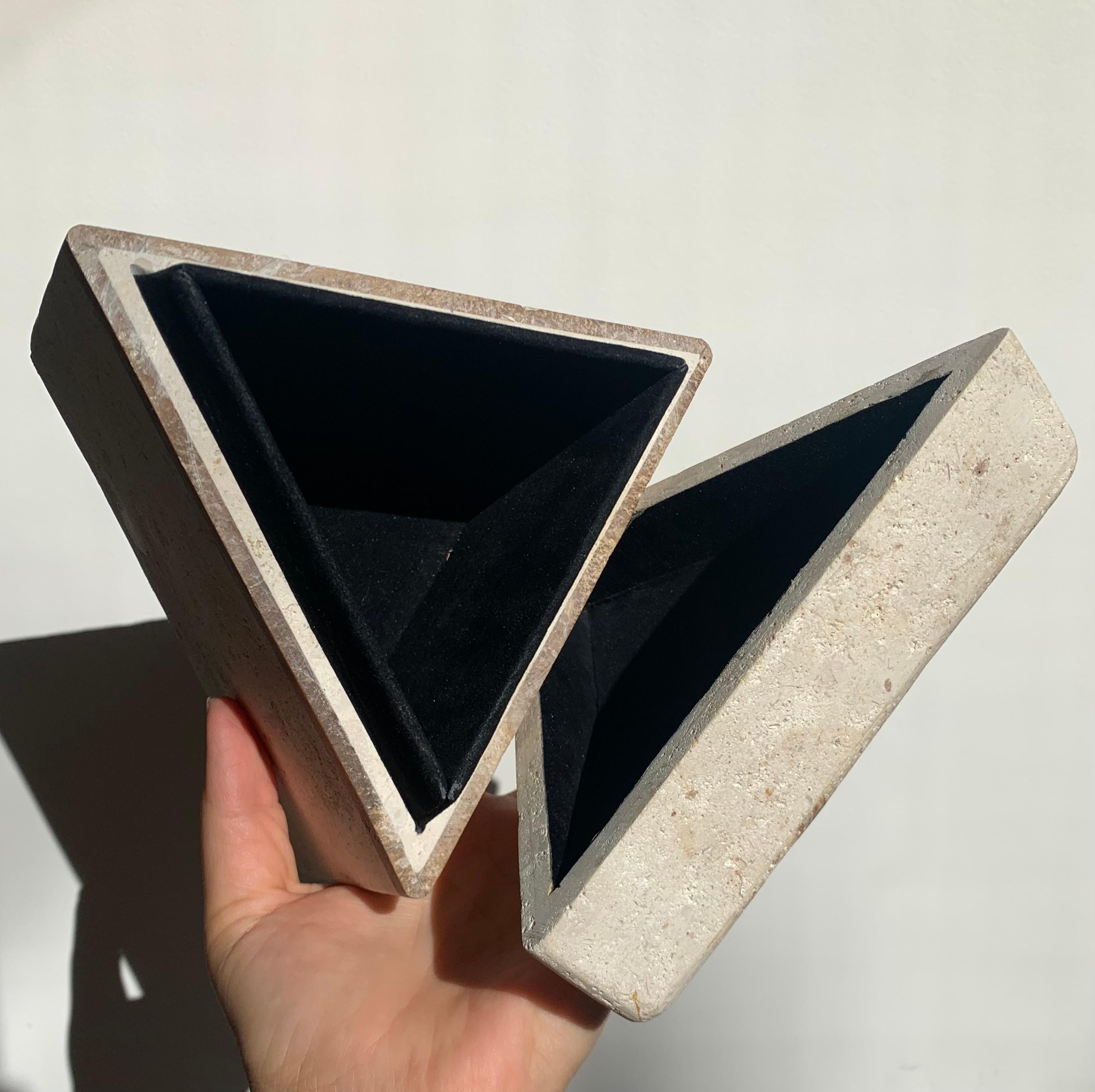 Boîte à bijoux triangulaire en travertin de Maitland-Smith, 1970 en vente 7