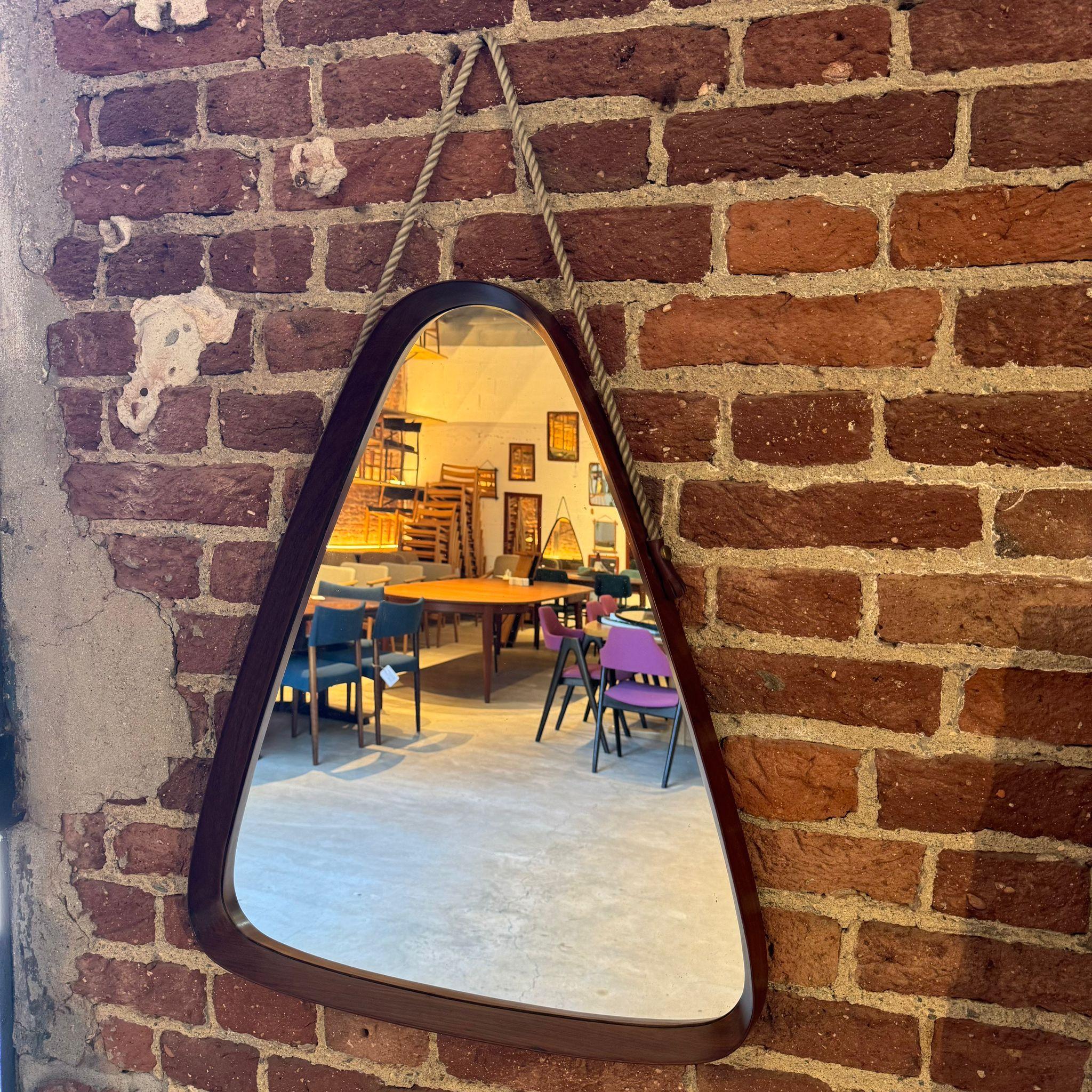 Espejo triangular de teca vintage Mid-20th Century en venta