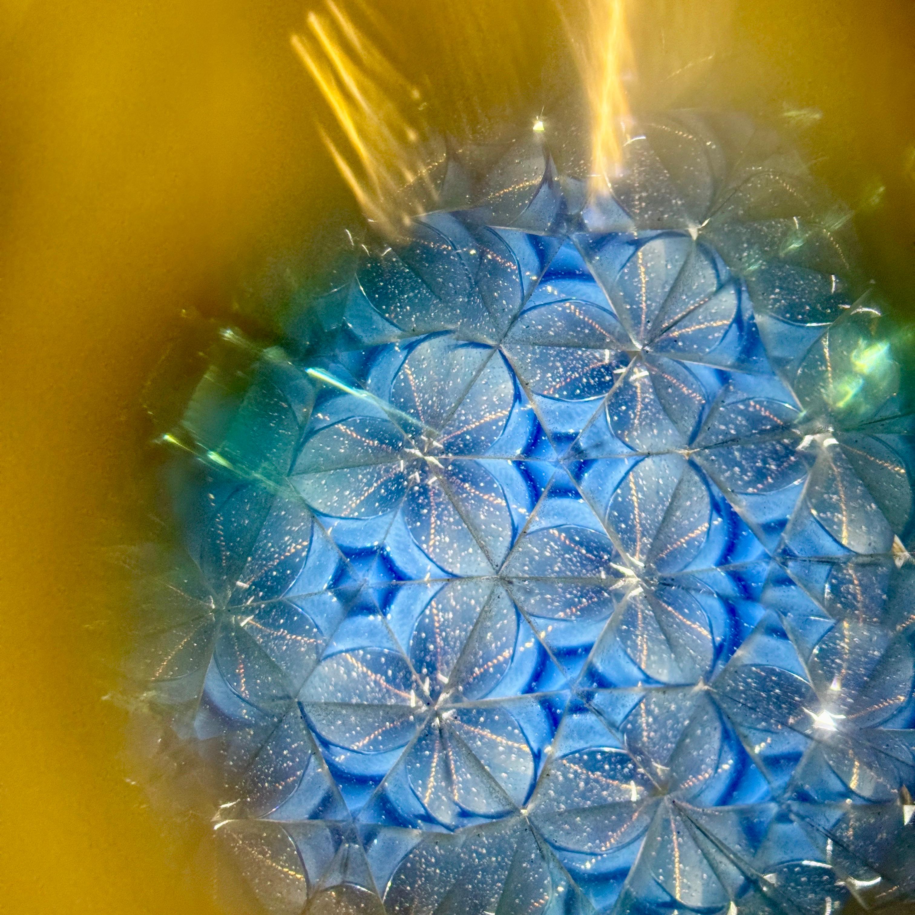 Kaleidoscope vintage triangulaire en verre d'art opalin blanc et laiton en vente 3