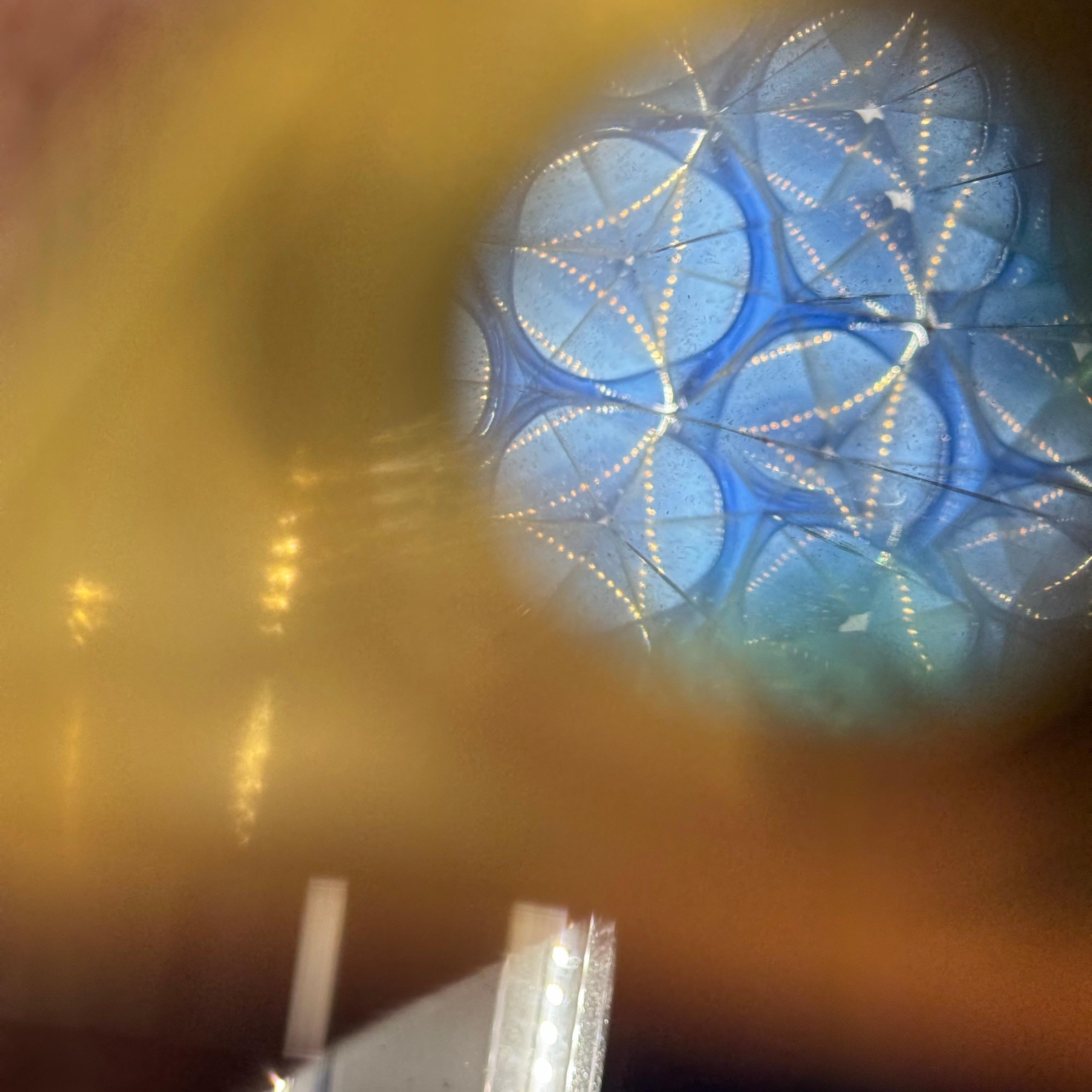 Kaleidoscope vintage triangulaire en verre d'art opalin blanc et laiton en vente 4
