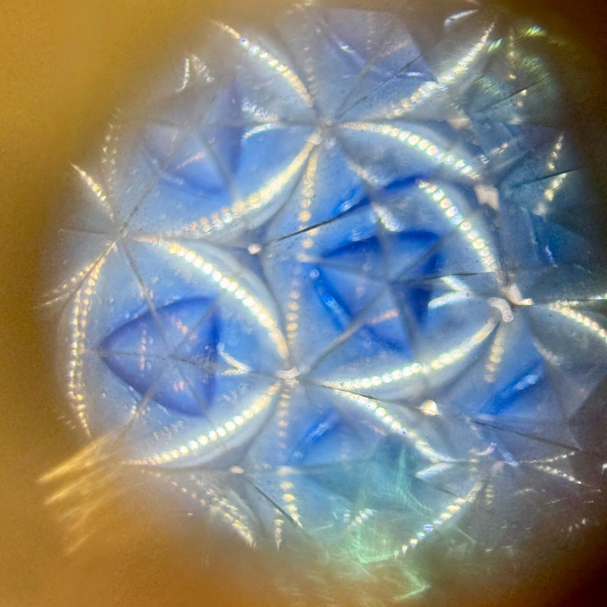 Kaleidoscope vintage triangulaire en verre d'art opalin blanc et laiton en vente 6