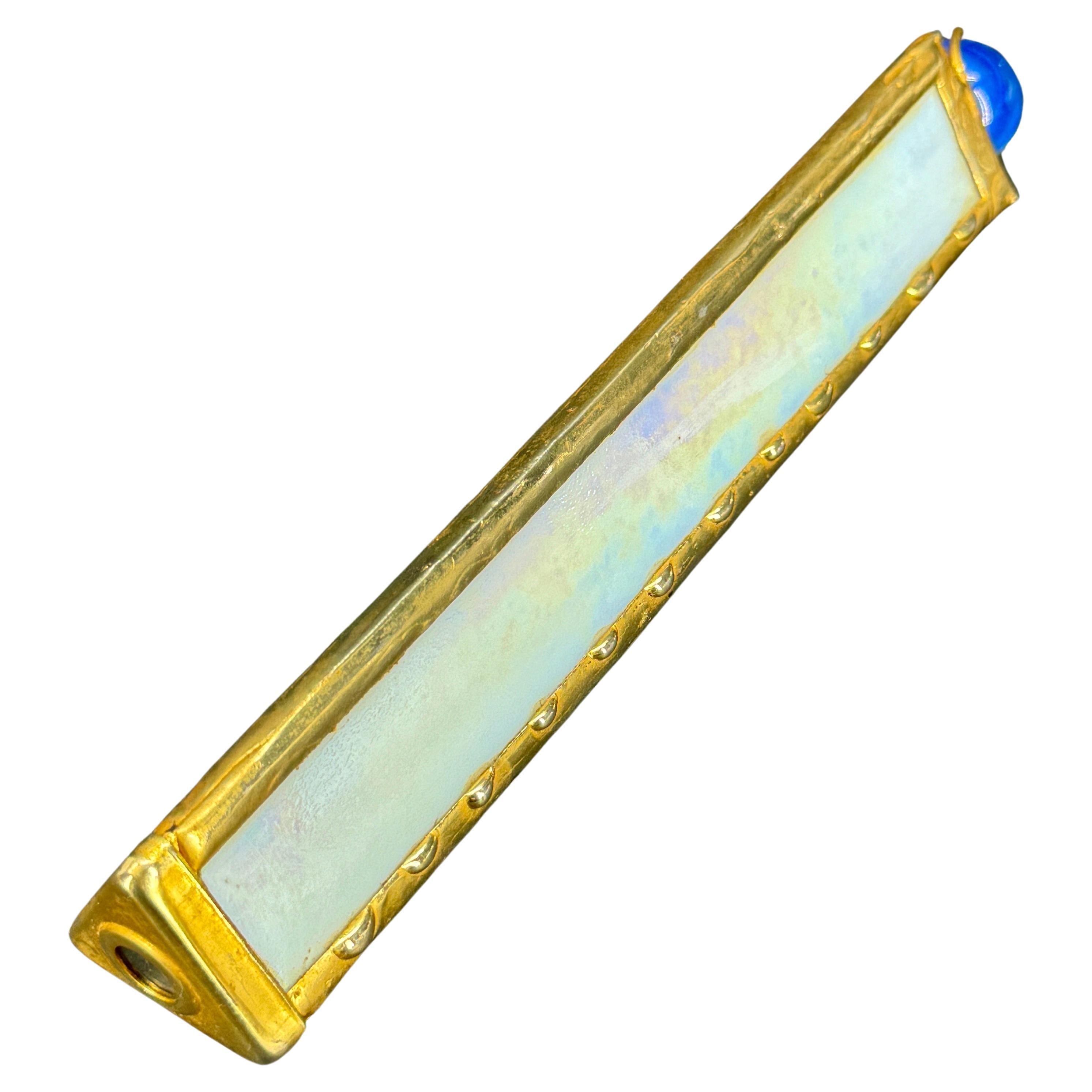 Kaléidoscope vintage en verre d'art et laiton.
Ce kaléidoscope en opaline blanche a une forme triangulaire et possède une boule de verre bleue rotative pour des effets étonnants.
 