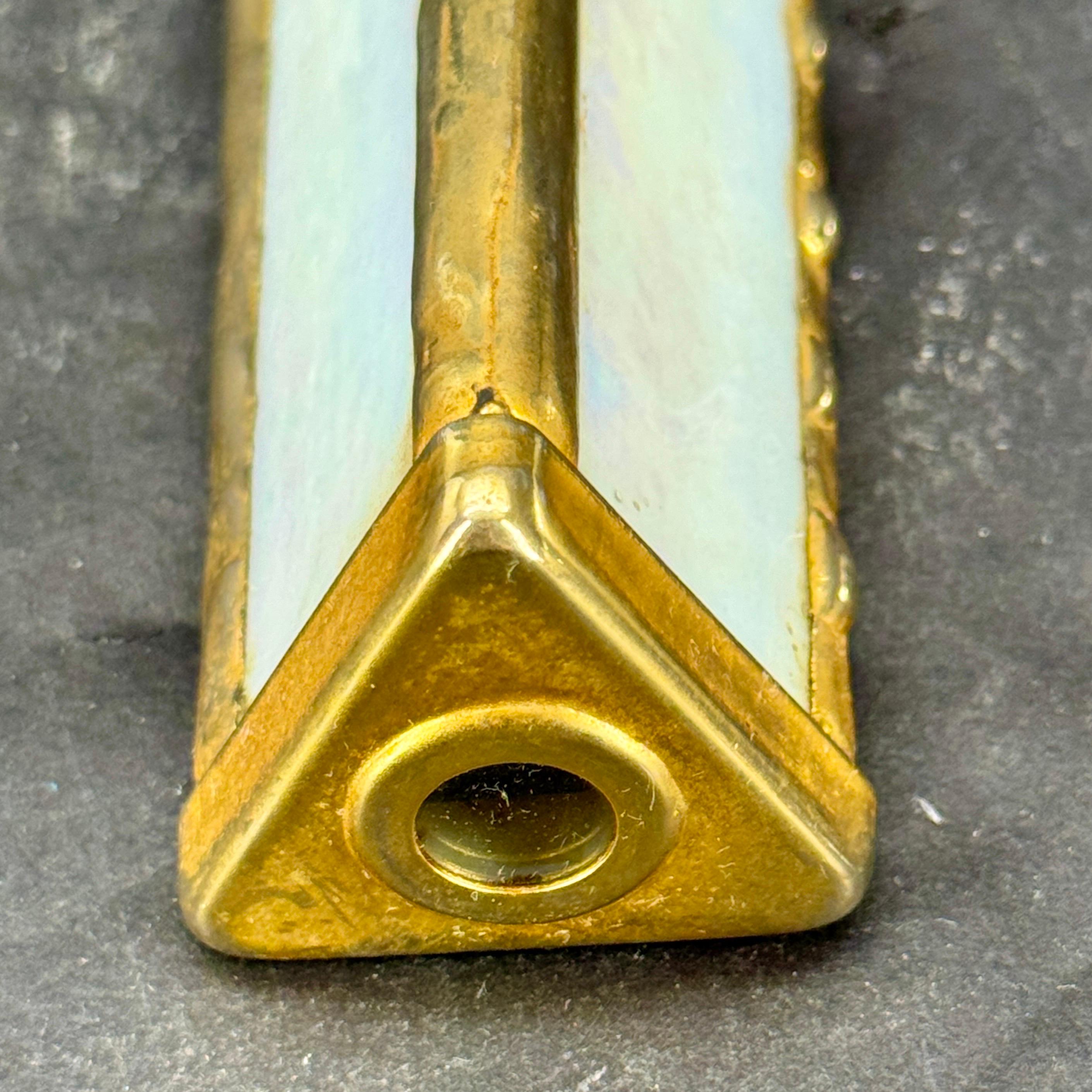 Moderne Kaleidoscope vintage triangulaire en verre d'art opalin blanc et laiton en vente