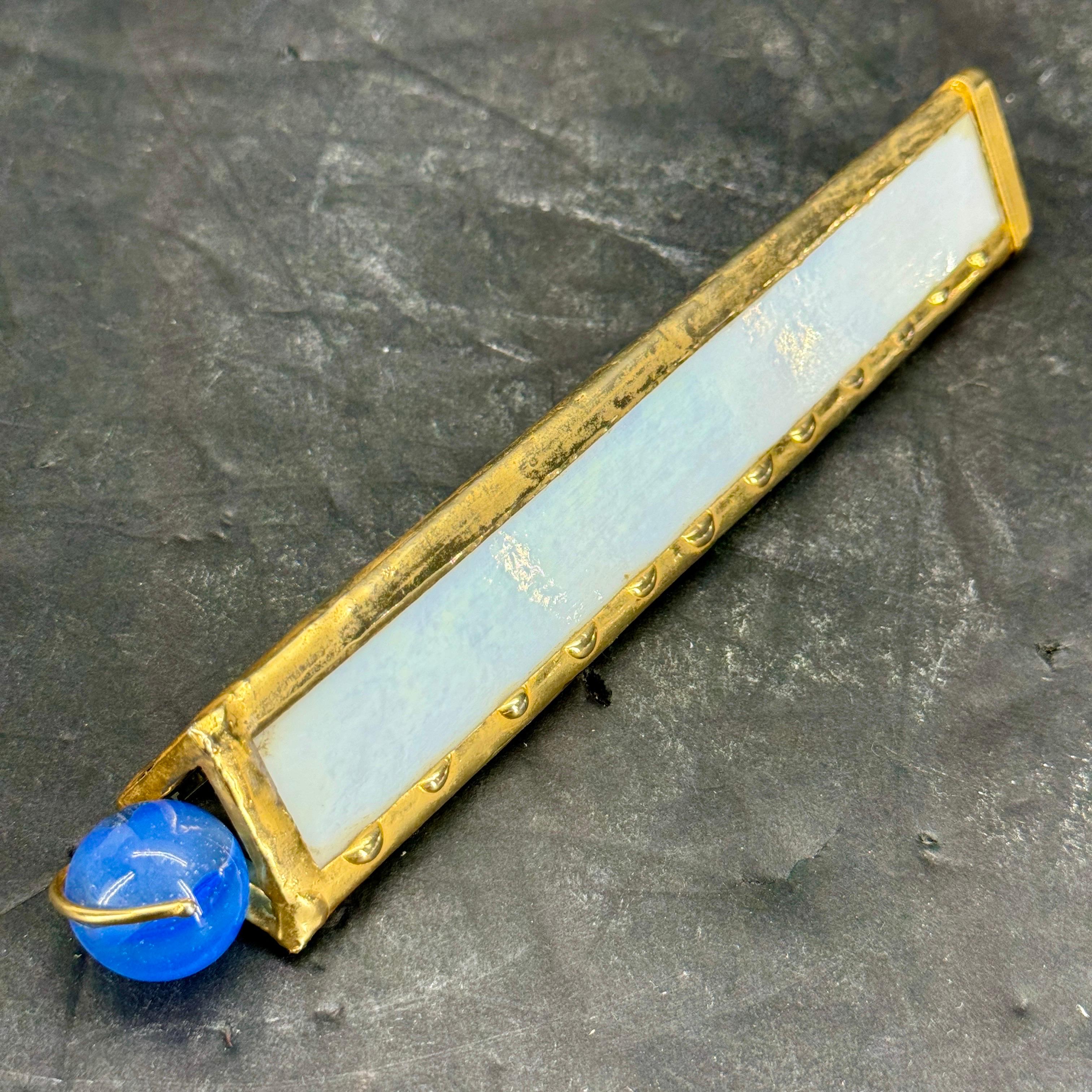 20ième siècle Kaleidoscope vintage triangulaire en verre d'art opalin blanc et laiton en vente