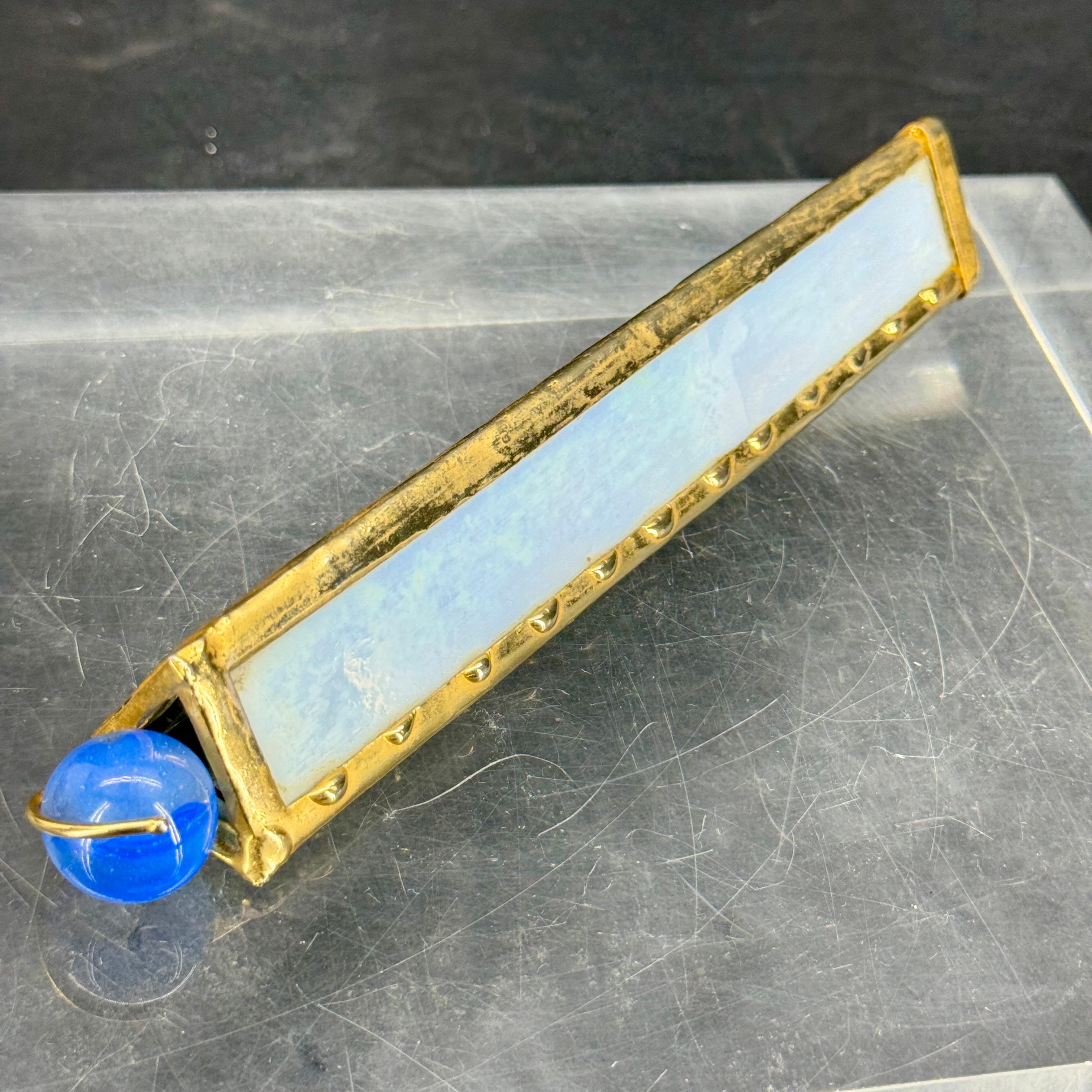 Laiton Kaleidoscope vintage triangulaire en verre d'art opalin blanc et laiton en vente