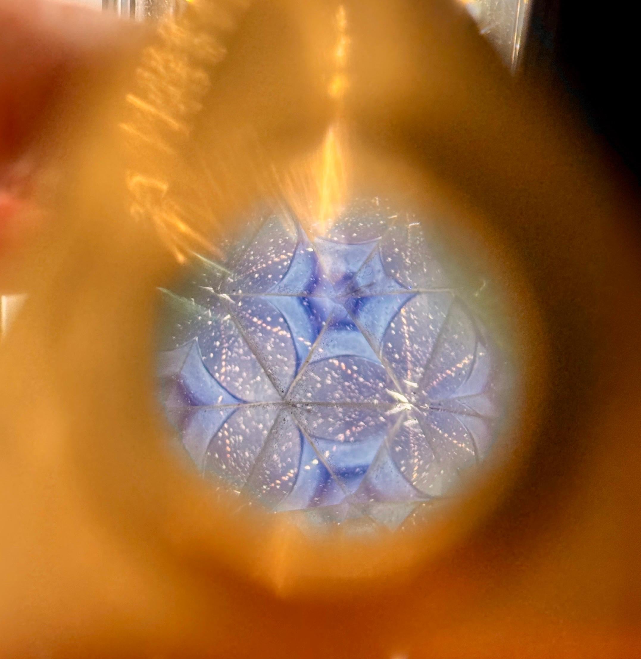 Kaleidoscope vintage triangulaire en verre d'art opalin blanc et laiton en vente 1