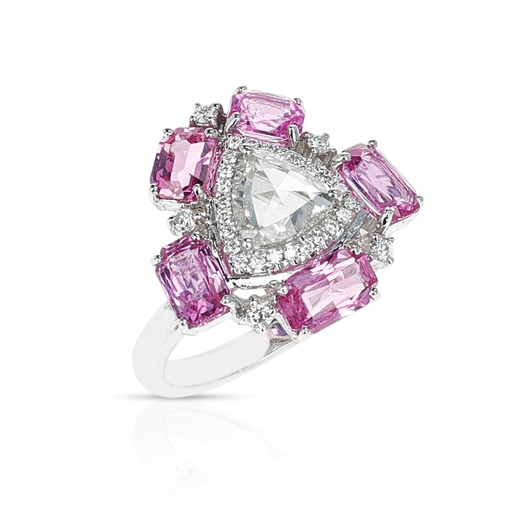 Ein dreieckiger weißer Diamantring im Rosenschliff mit runden weißen Diamanten und rechteckigen rosa Saphiren und runden weißen Diamanten an der Seite. Der Ring wiegt 6,50 Gramm. Die Ringgröße ist US 6.50. Hergestellt in 18K Weißgold. 