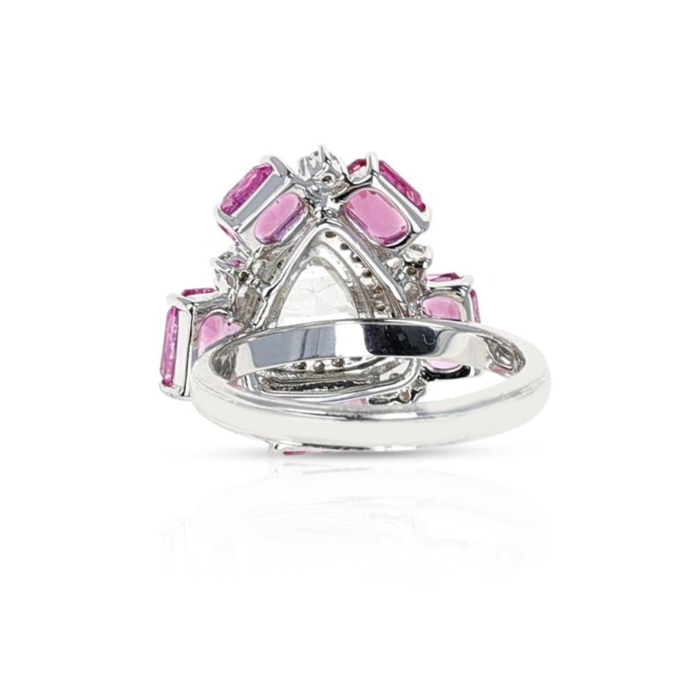 Dreieckiger weißer Diamantring im Rosenschliff mit Diamanten und rosa Saphiren, 18 Karat im Zustand „Hervorragend“ im Angebot in New York, NY