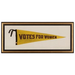 Fanion triangulaire jaune "Suffragette" avec texte violet "Votes pour les femmes"