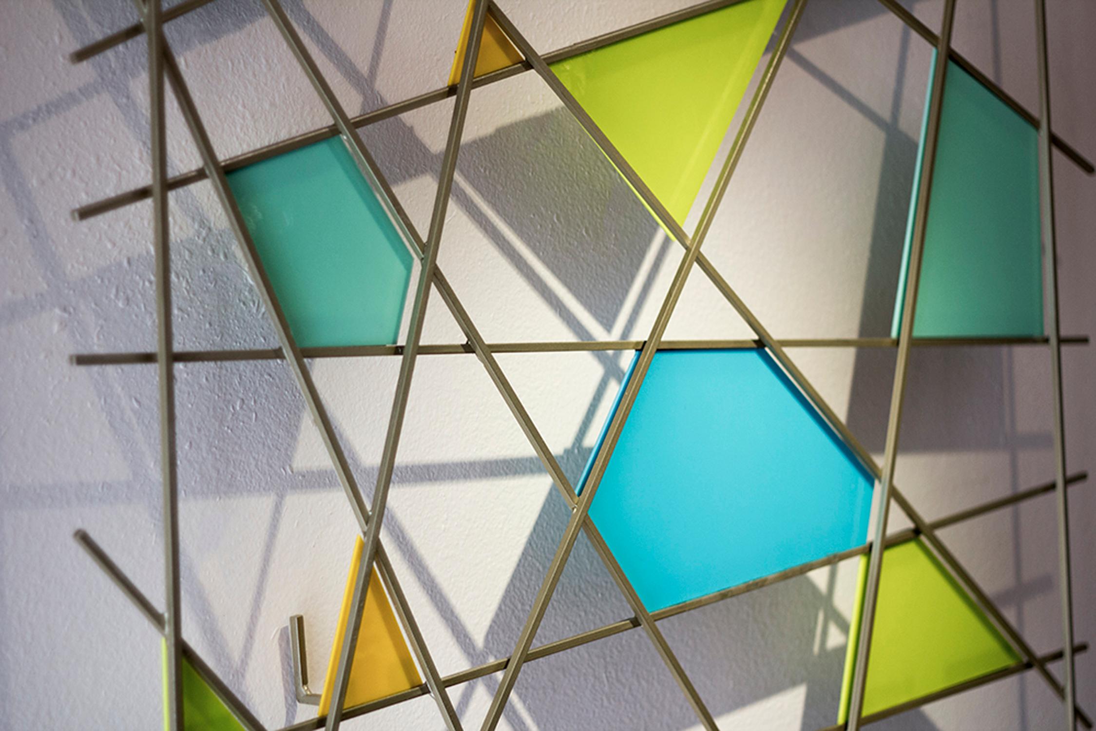 „Triangulation“ Original-Wandskulptur aus Glas und Metall (amerikanisch) im Angebot
