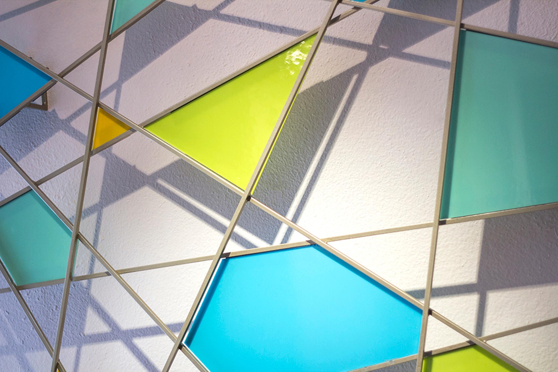 „Triangulation“ Original-Wandskulptur aus Glas und Metall im Zustand „Neu“ im Angebot in Glendale, CA