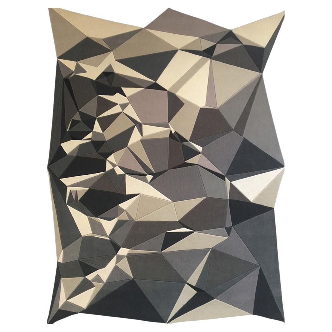 Utilisant des formes triangulées dans sa composition, ce motif de type Origami utilise de manière experte des couleurs audacieuses sculptées à la main pour créer des prismes ressemblant à des bijoux, de tailles variées et enchanteresses.

Erik