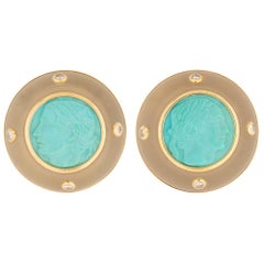 Trianon Boucles d'oreilles en or 18 carats avec turquoise sculptée, cristal de roche et diamants