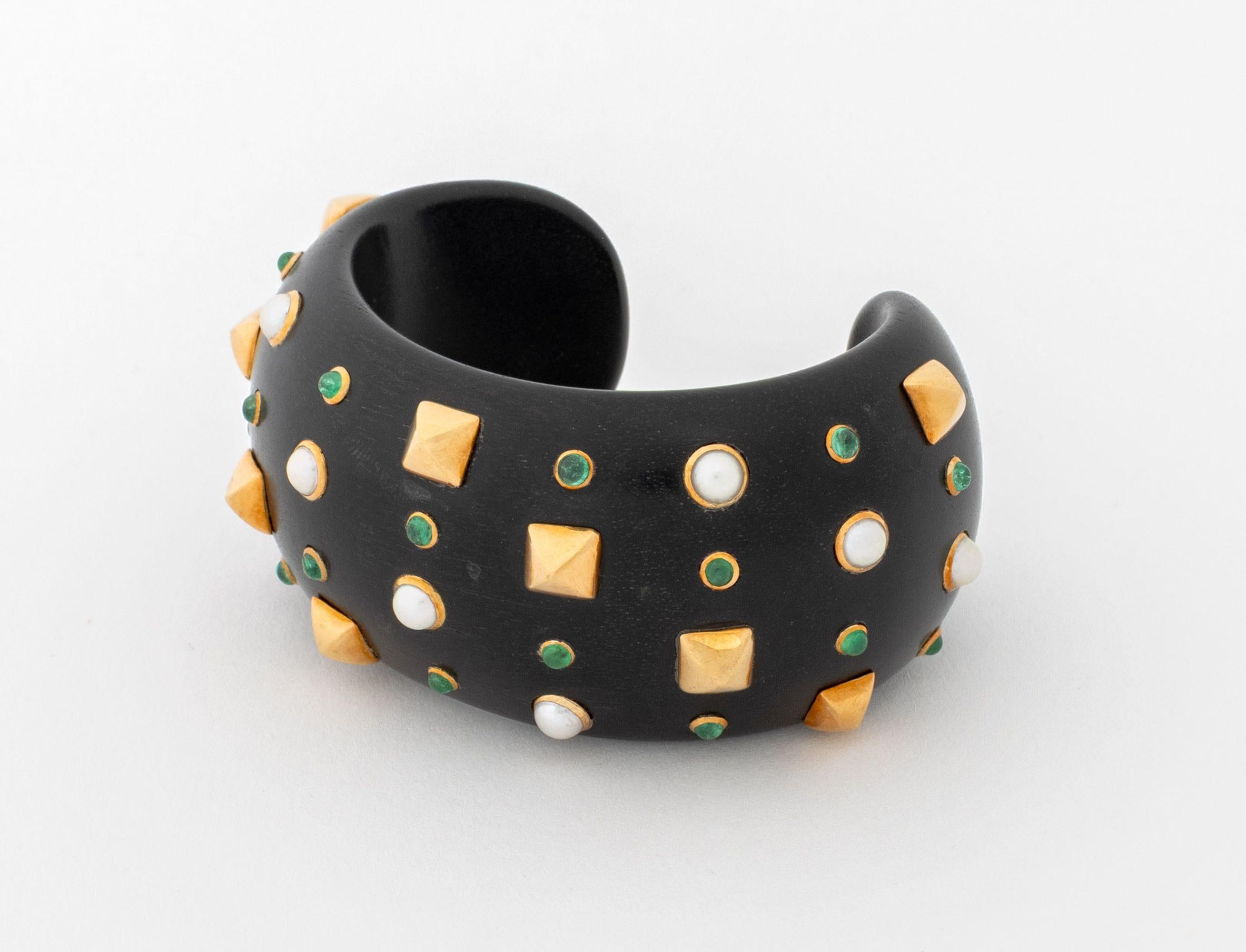 Manchette Trianon Seaman Schepps en or jaune 18K Emerald Cultured Pearl Ebony, comprenant neuf perles de culture rondes mabe serties en chaton d'environ 5.0 - 5.5 mm, ornées de dix-huit émeraudes cabochon rondes serties en chaton pesant un total