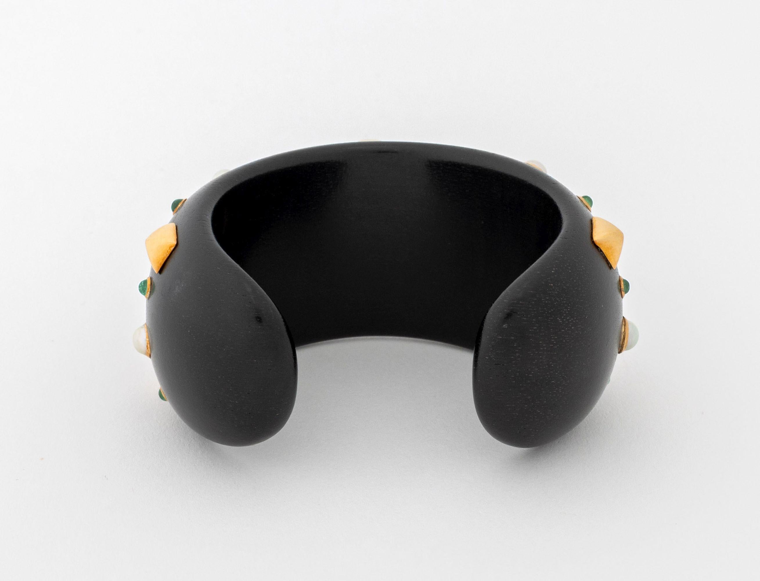 Taille ronde Manchette Trianon 18K Emeraude Perle Ebène en vente