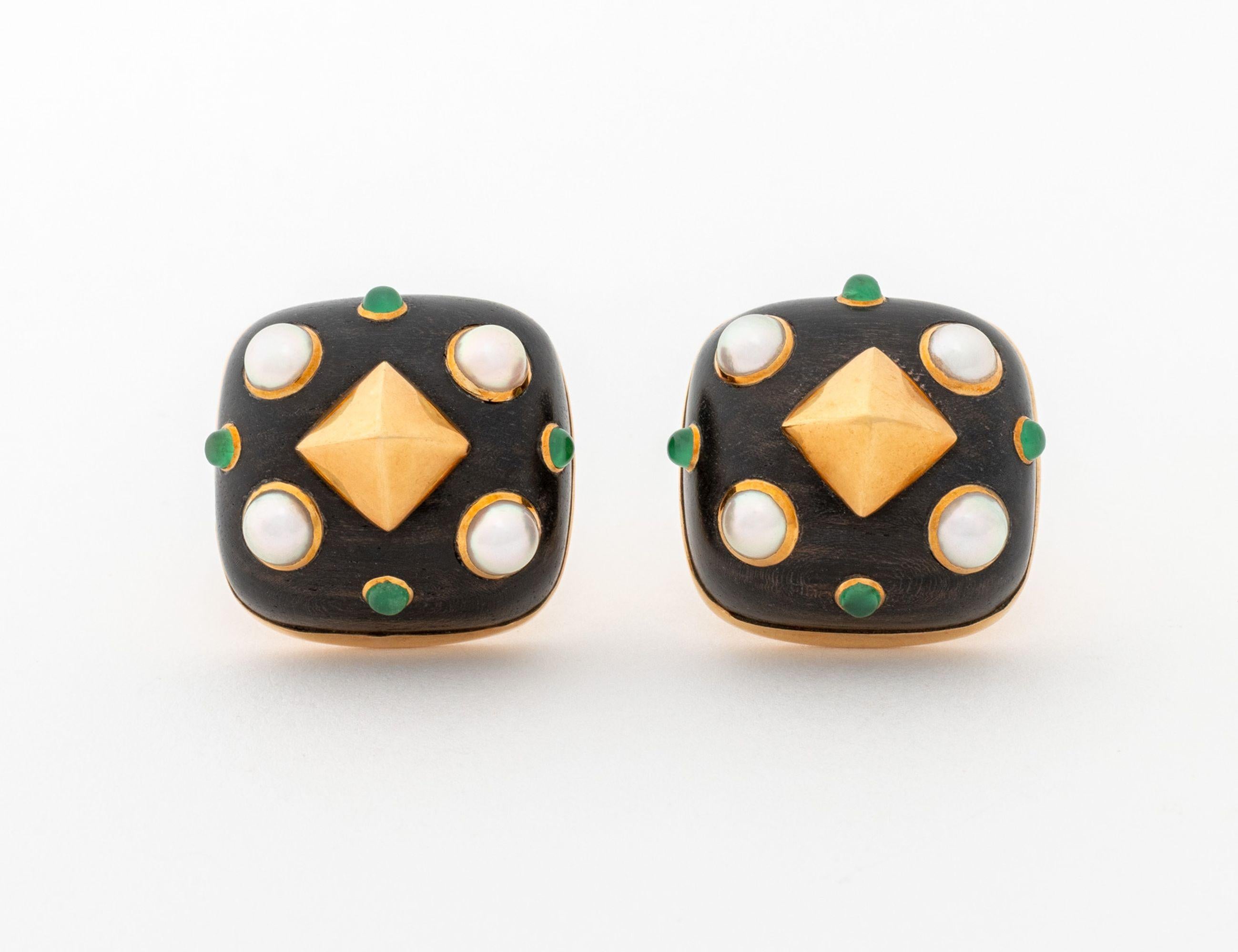 Orecchini Seaman Schepps in oro giallo 18 carati con smeraldo e perle coltivate, con 8 perle coltivate mabe incastonate a castone di circa 5,0 - 5,5 mm, ornate da 8 smeraldi cabochon incastonati a castone per un peso totale di circa 0,95 carati,