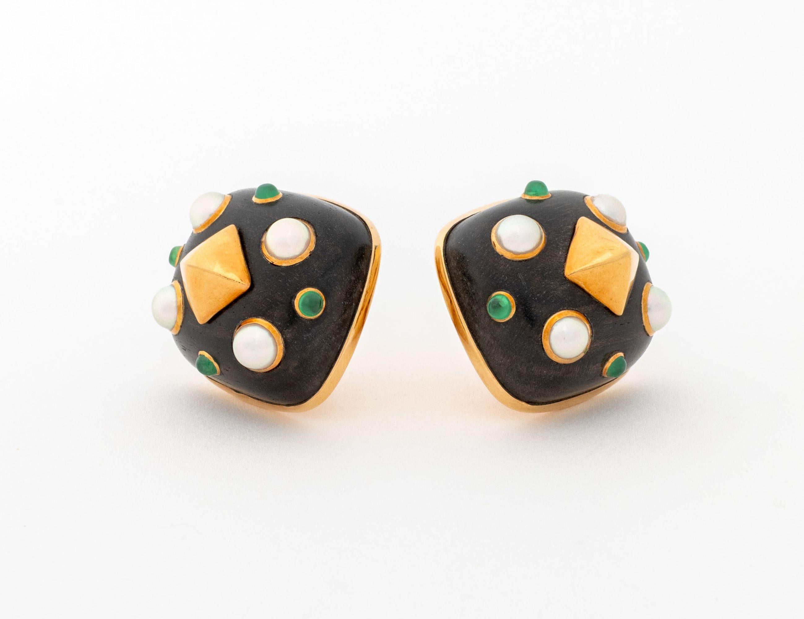 Modernista Orecchini Trianon in ebano con perle smeraldo 18 carati in vendita