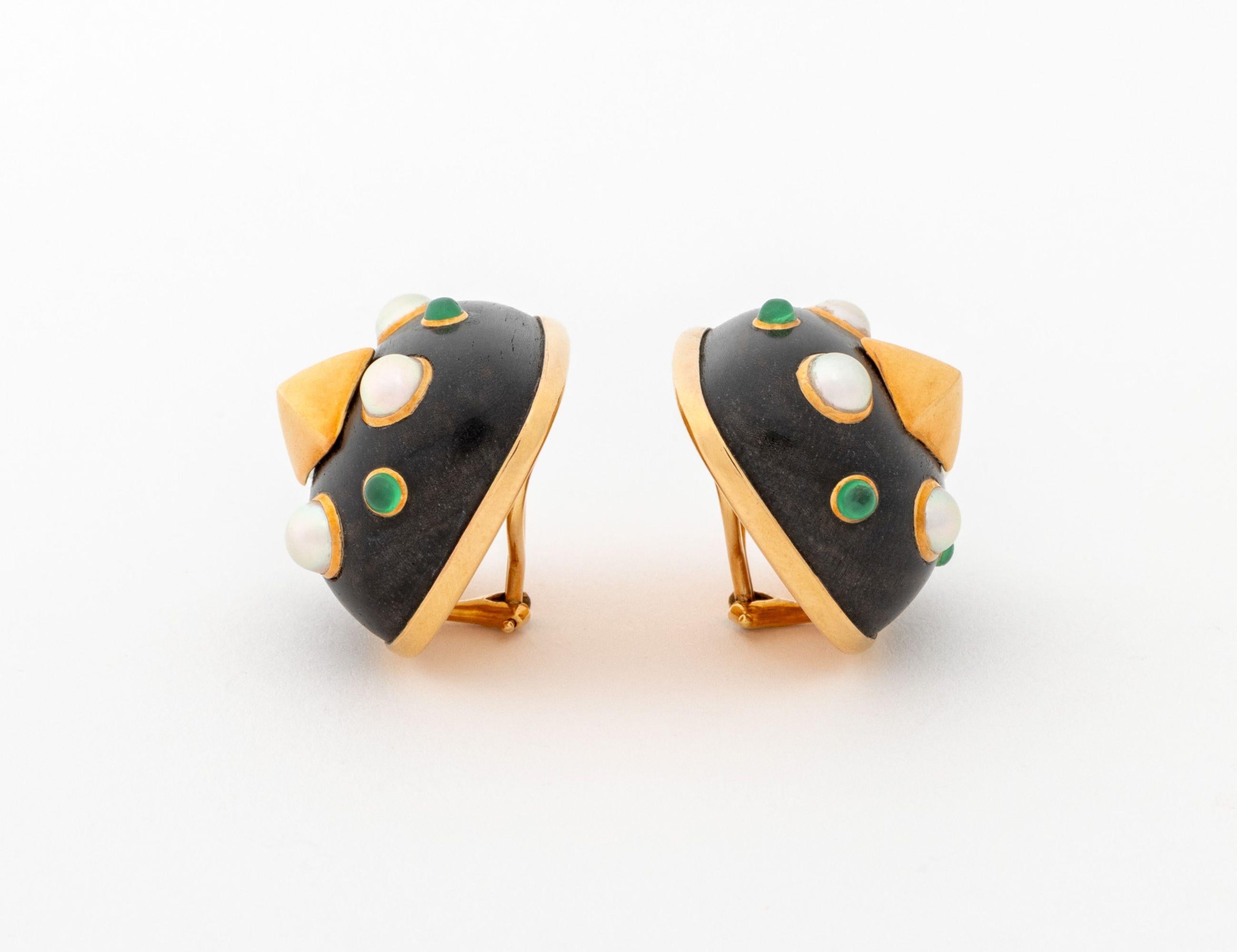 Taglio rotondo Orecchini Trianon in ebano con perle smeraldo 18 carati in vendita