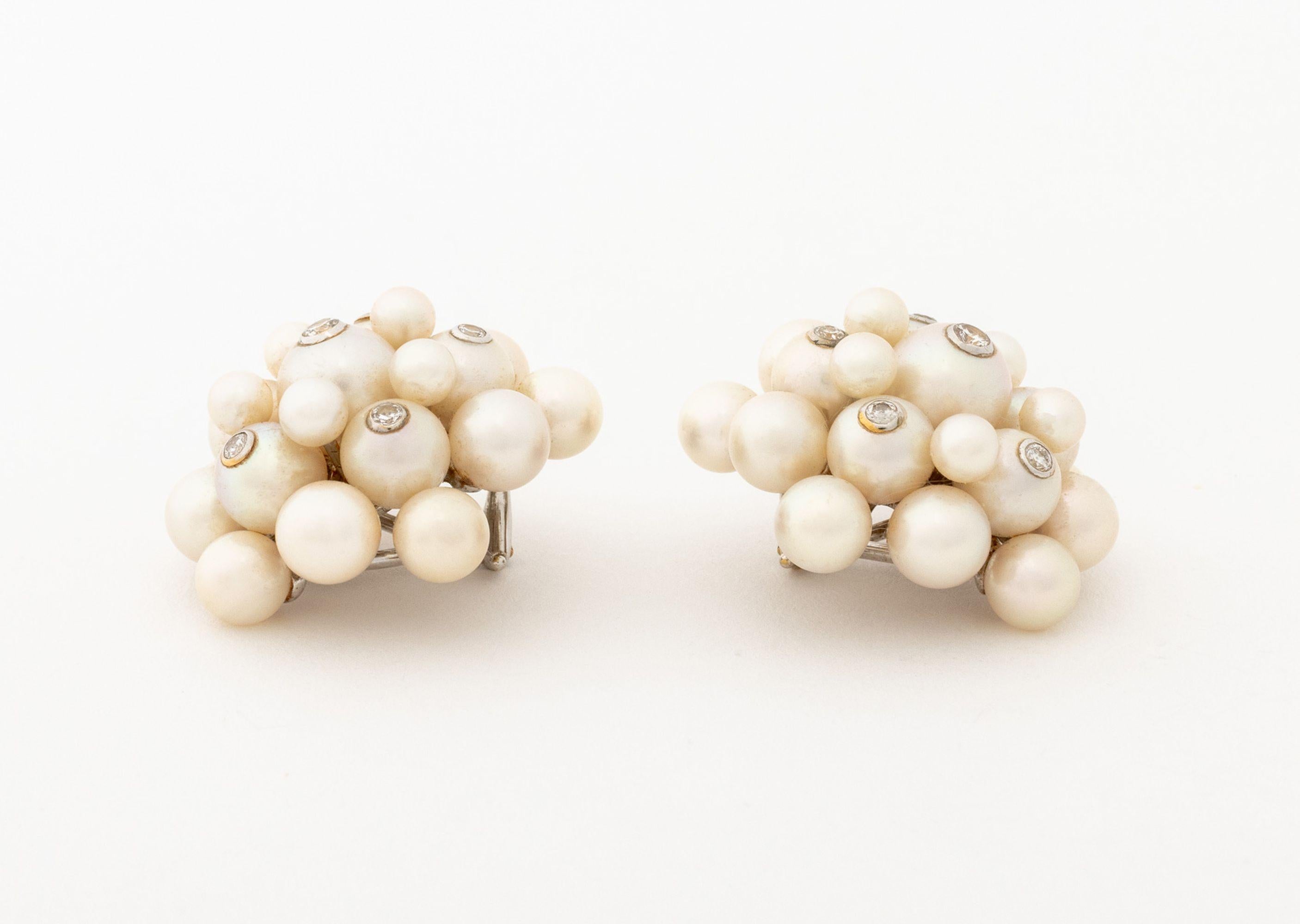 Modernista Orecchini Trianon con perle e diamanti in oro bianco 18 carati in vendita