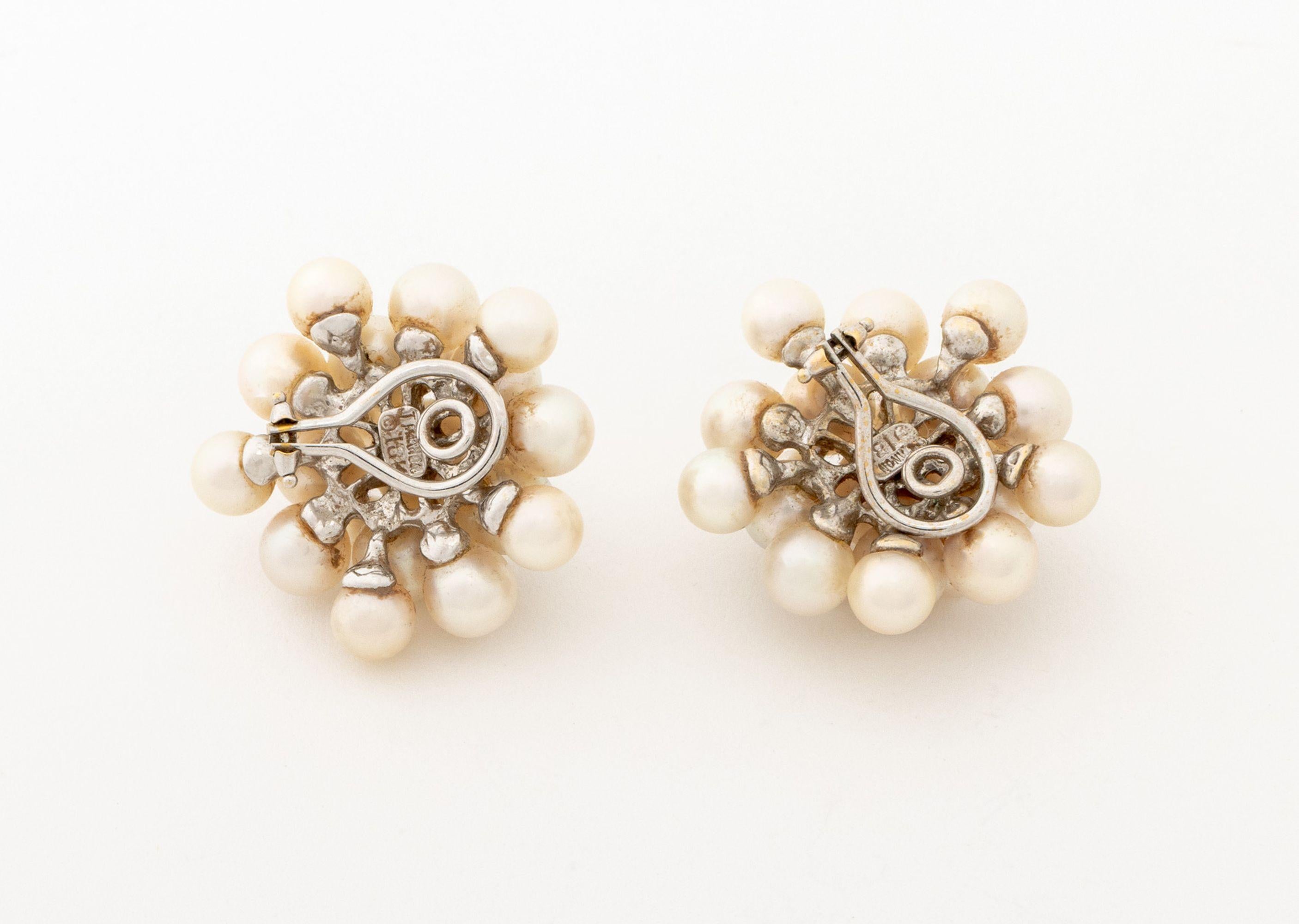 Taglio rotondo Orecchini Trianon con perle e diamanti in oro bianco 18 carati in vendita