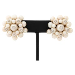 Boucles d
oreilles Trianon en or blanc 18K avec perles et diamants