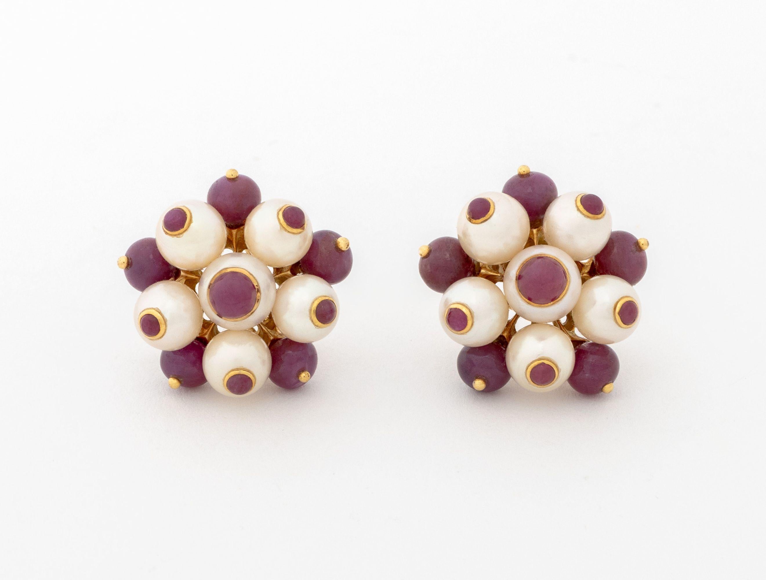 Boucles d'oreilles Trianon Seaman Schepps en or jaune 18 carats, composées de 12 perles de culture rondes d'environ 6,5 à 7,0 mm, ornées de 10 perles de culture rondes d'environ 6,5 à 7,0 mm, ornées de 10 perles de culture rondes d'environ 6,5 à 7,0