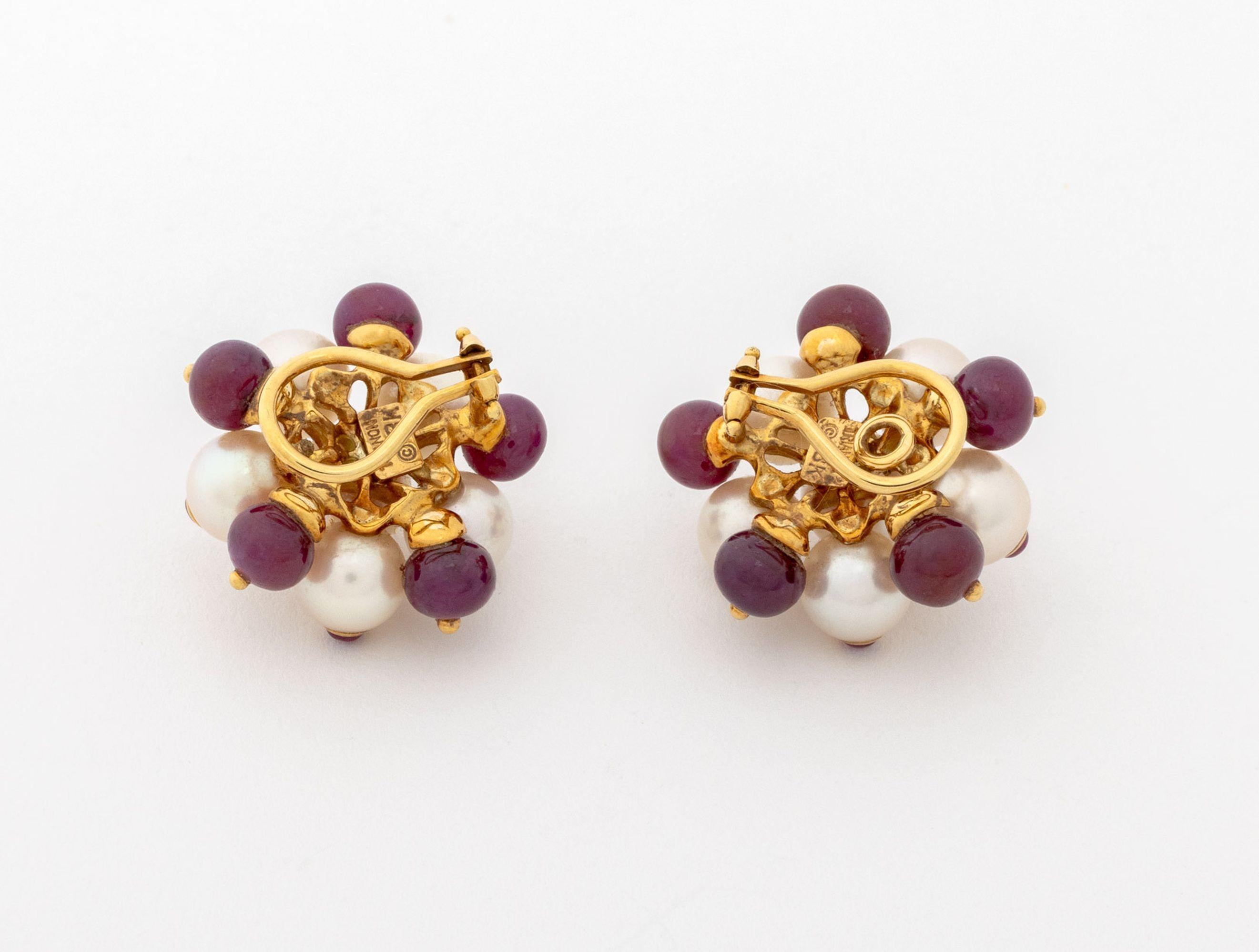 Moderniste Boucles d'oreilles Trianon en or jaune 18K avec perles et rubis en vente